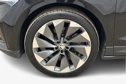 musta Skoda Enyaq 2021 kuva 11.