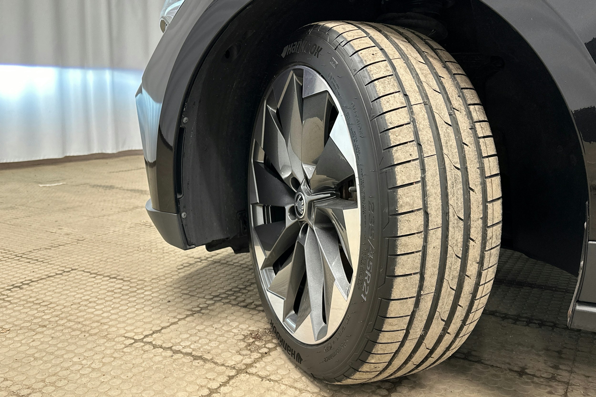 musta Skoda Enyaq 2021 kuva 13.