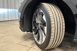 musta Skoda Enyaq 2021 kuva 13.