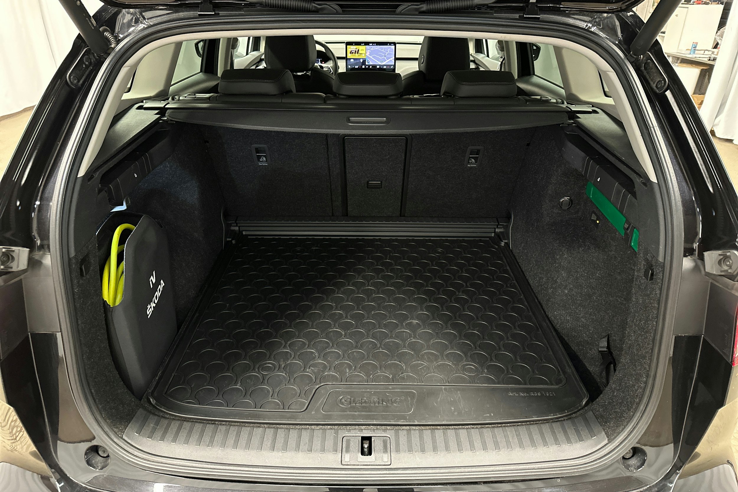 musta Skoda Enyaq 2021 kuva 14.