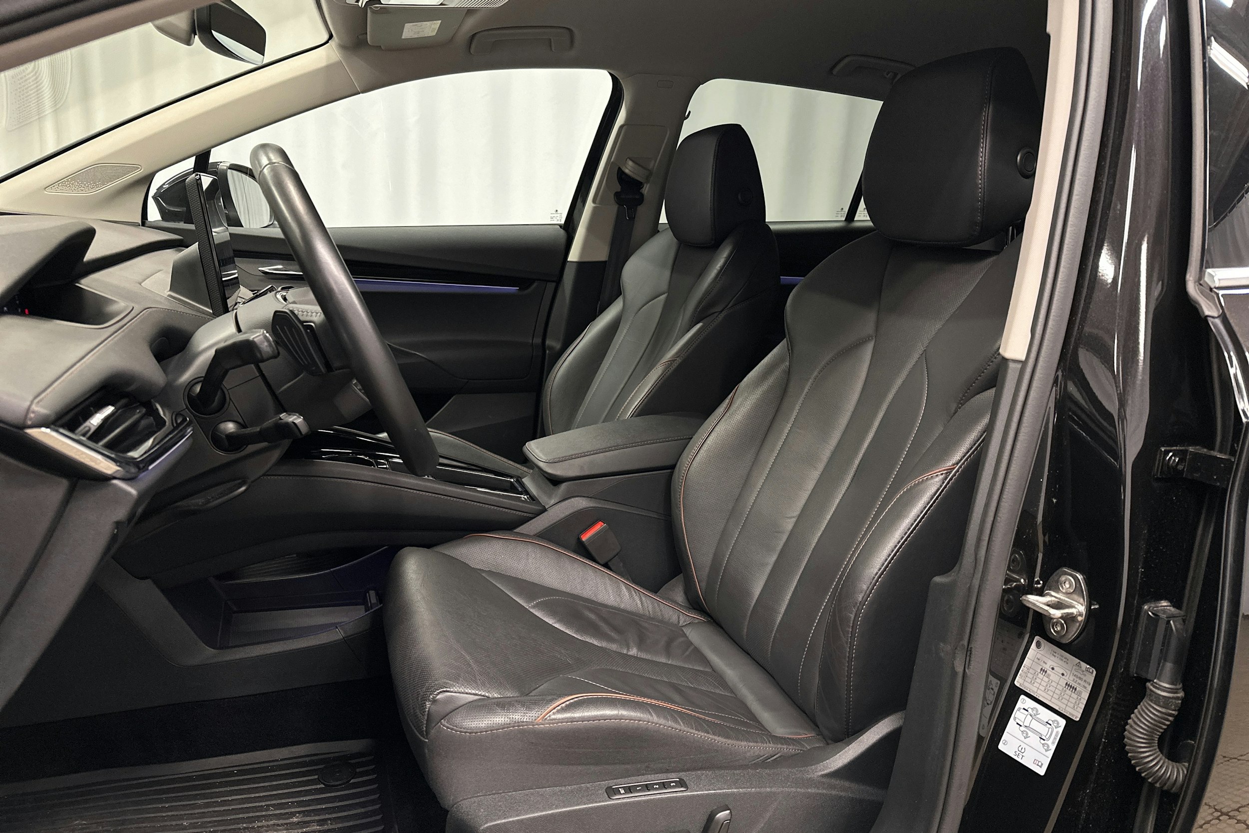 musta Skoda Enyaq 2021 kuva 17.