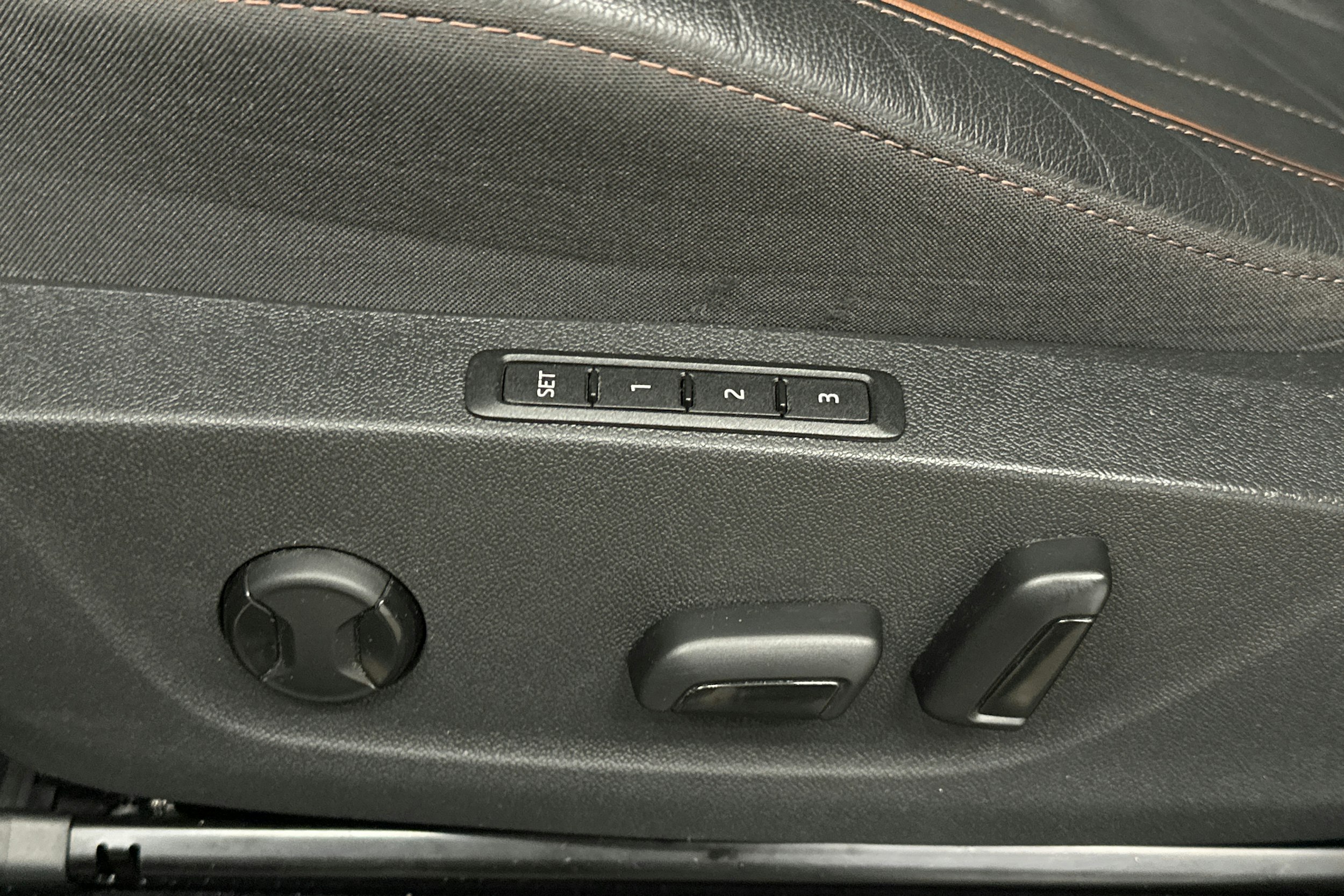 musta Skoda Enyaq 2021 kuva 18.