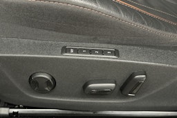 musta Skoda Enyaq 2021 kuva 18.