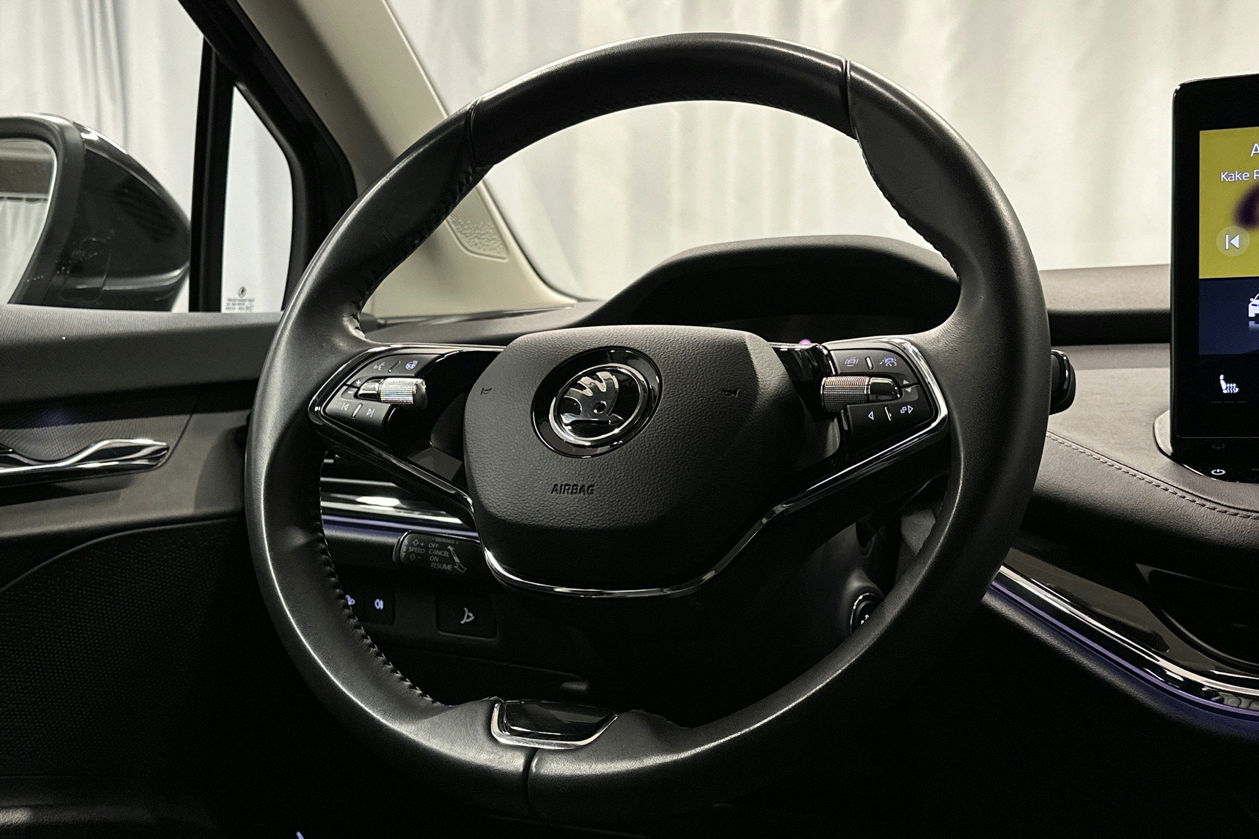 musta Skoda Enyaq 2021 kuva 19.