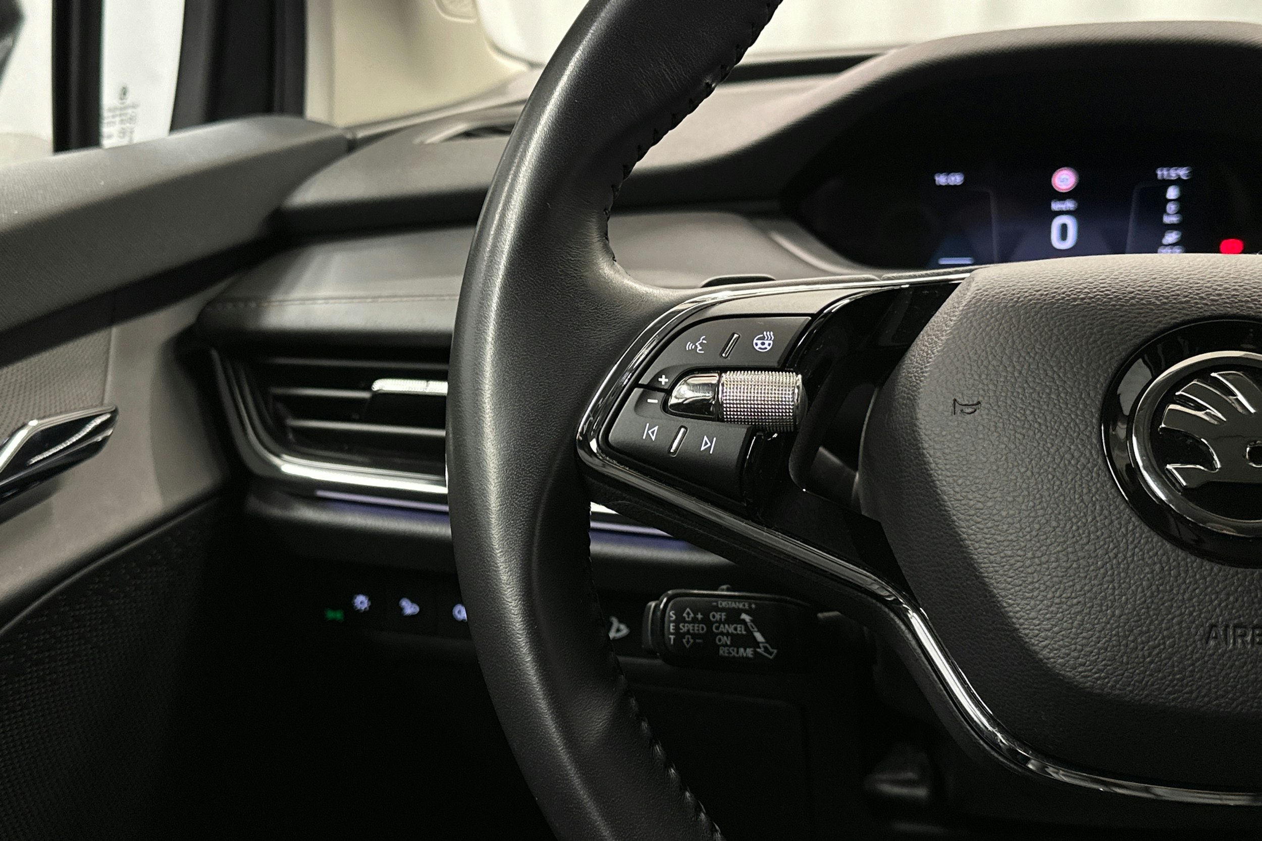 musta Skoda Enyaq 2021 kuva 20.