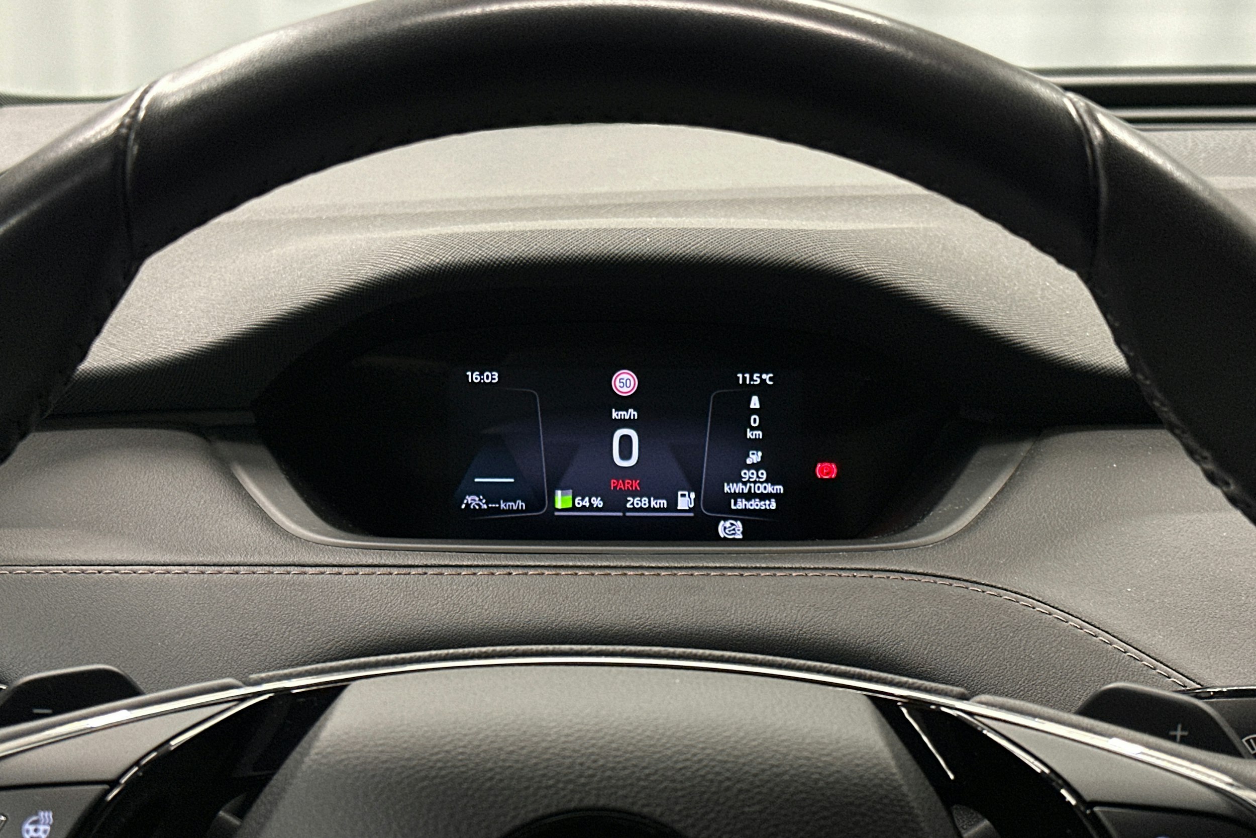 musta Skoda Enyaq 2021 kuva 22.