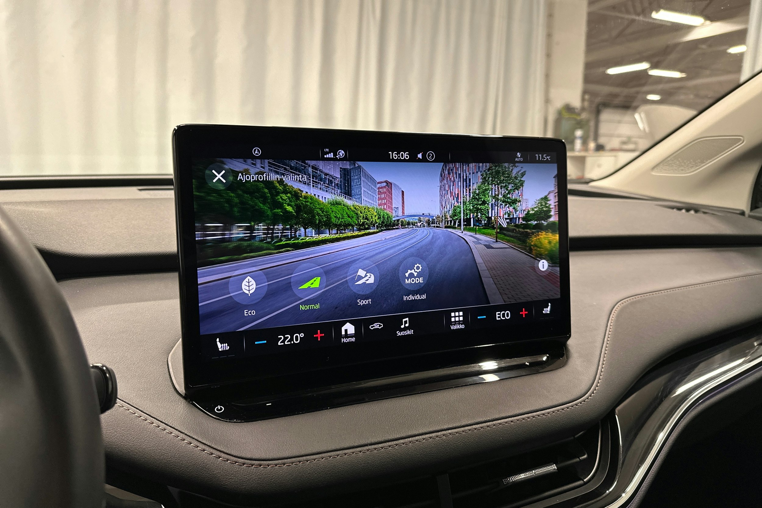 musta Skoda Enyaq 2021 kuva 30.