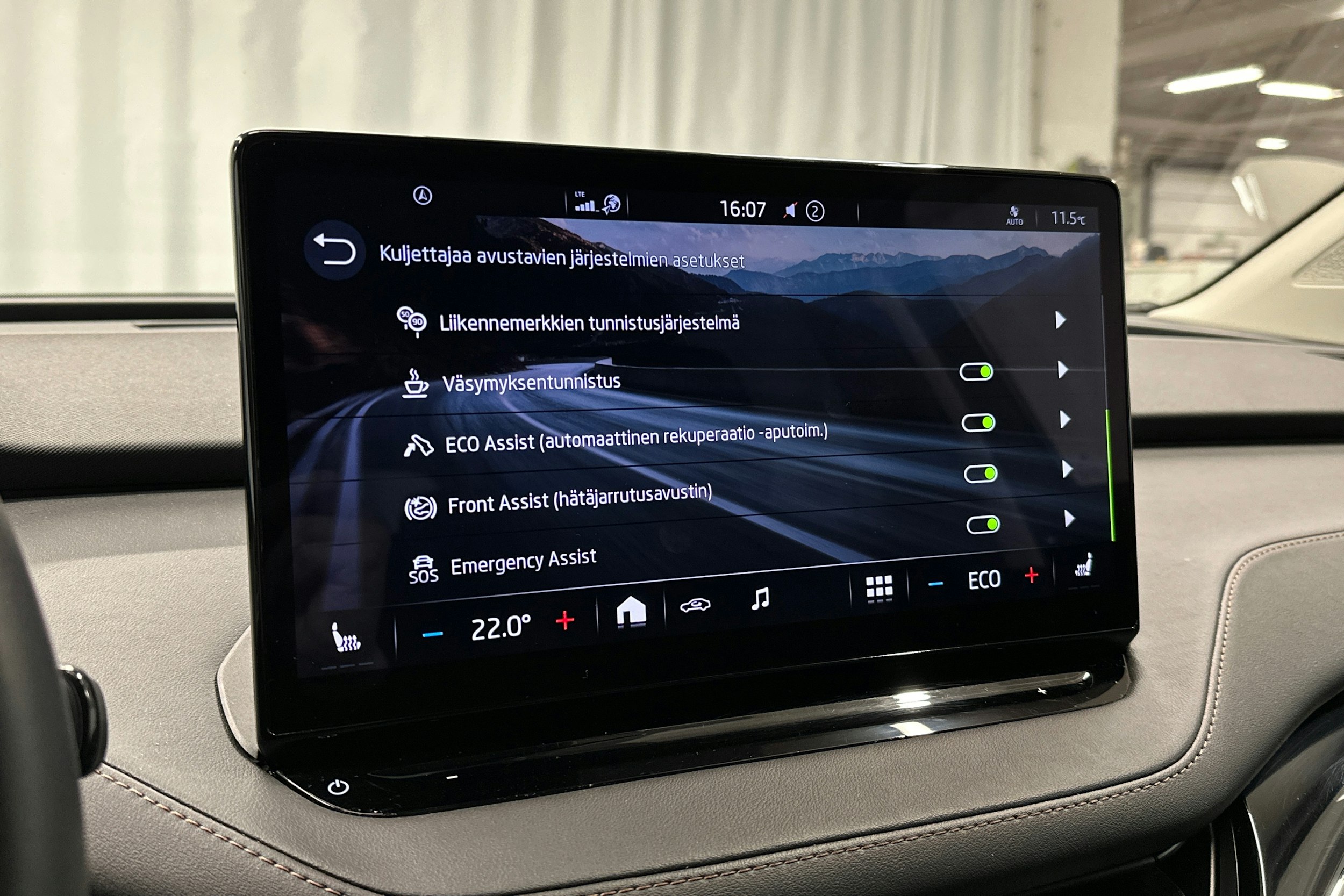 musta Skoda Enyaq 2021 kuva 33.