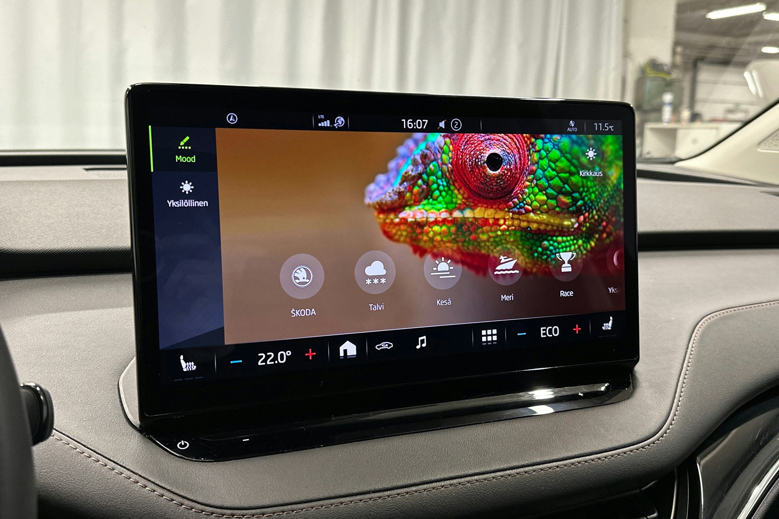 musta Skoda Enyaq 2021 kuva 34.