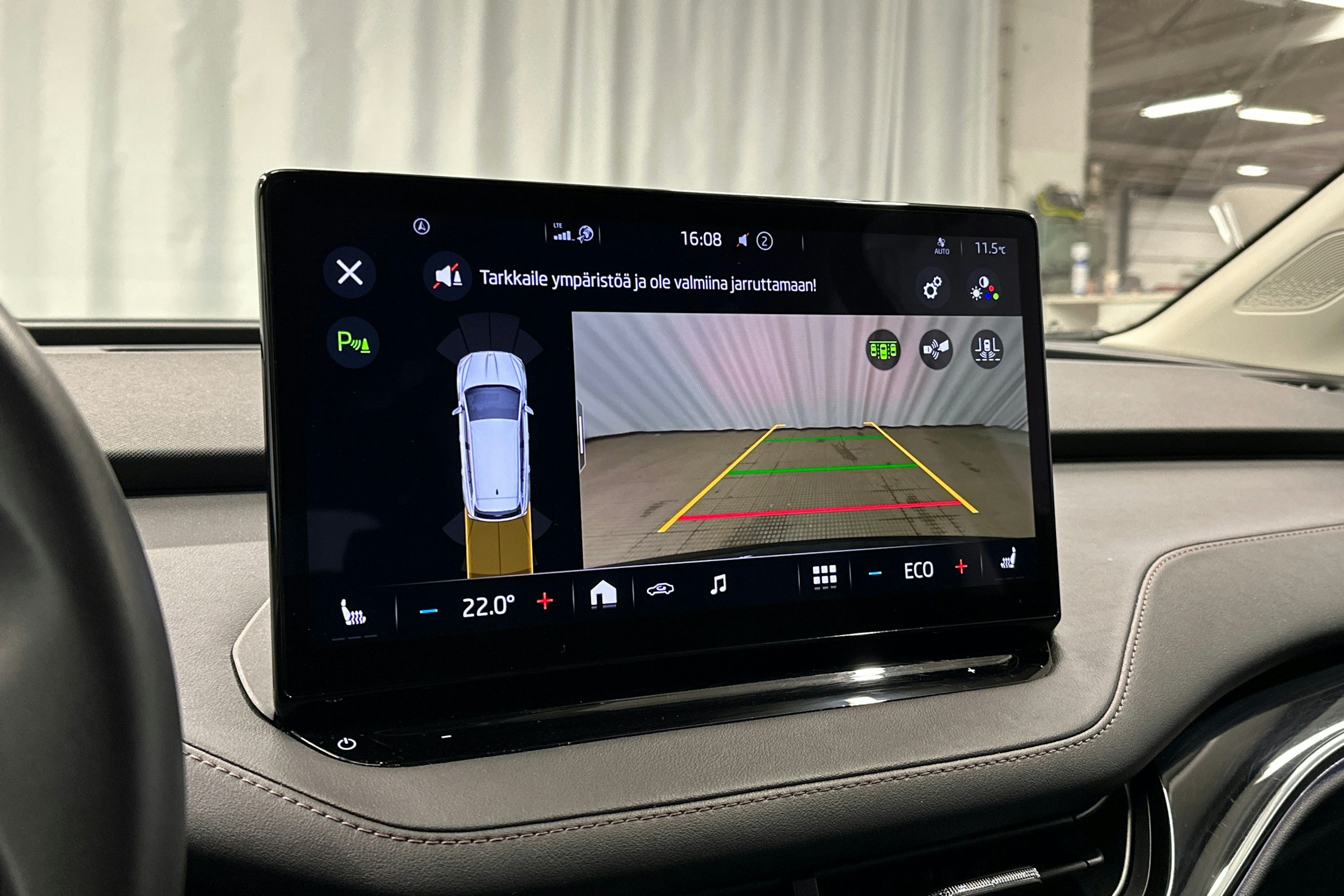 musta Skoda Enyaq 2021 kuva 35.