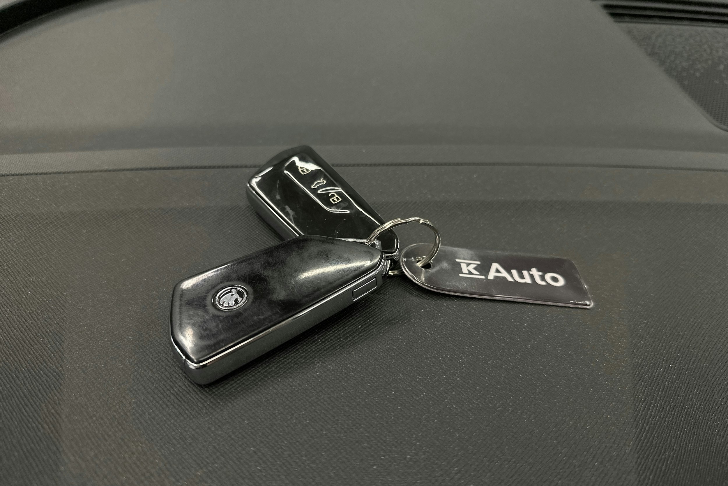 musta Skoda Enyaq 2021 kuva 36.