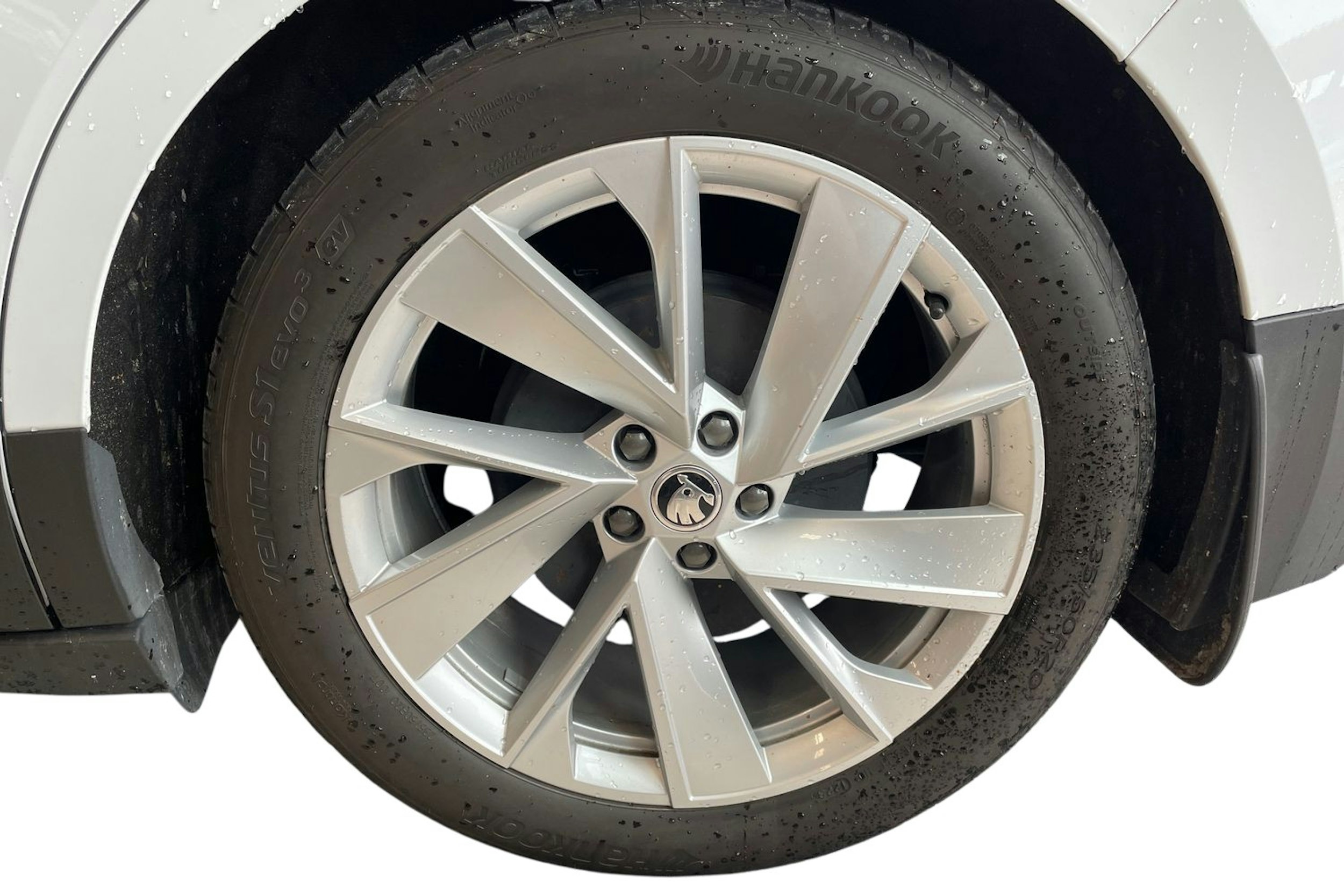 valkoinen Skoda Enyaq 2021 kuva 3.