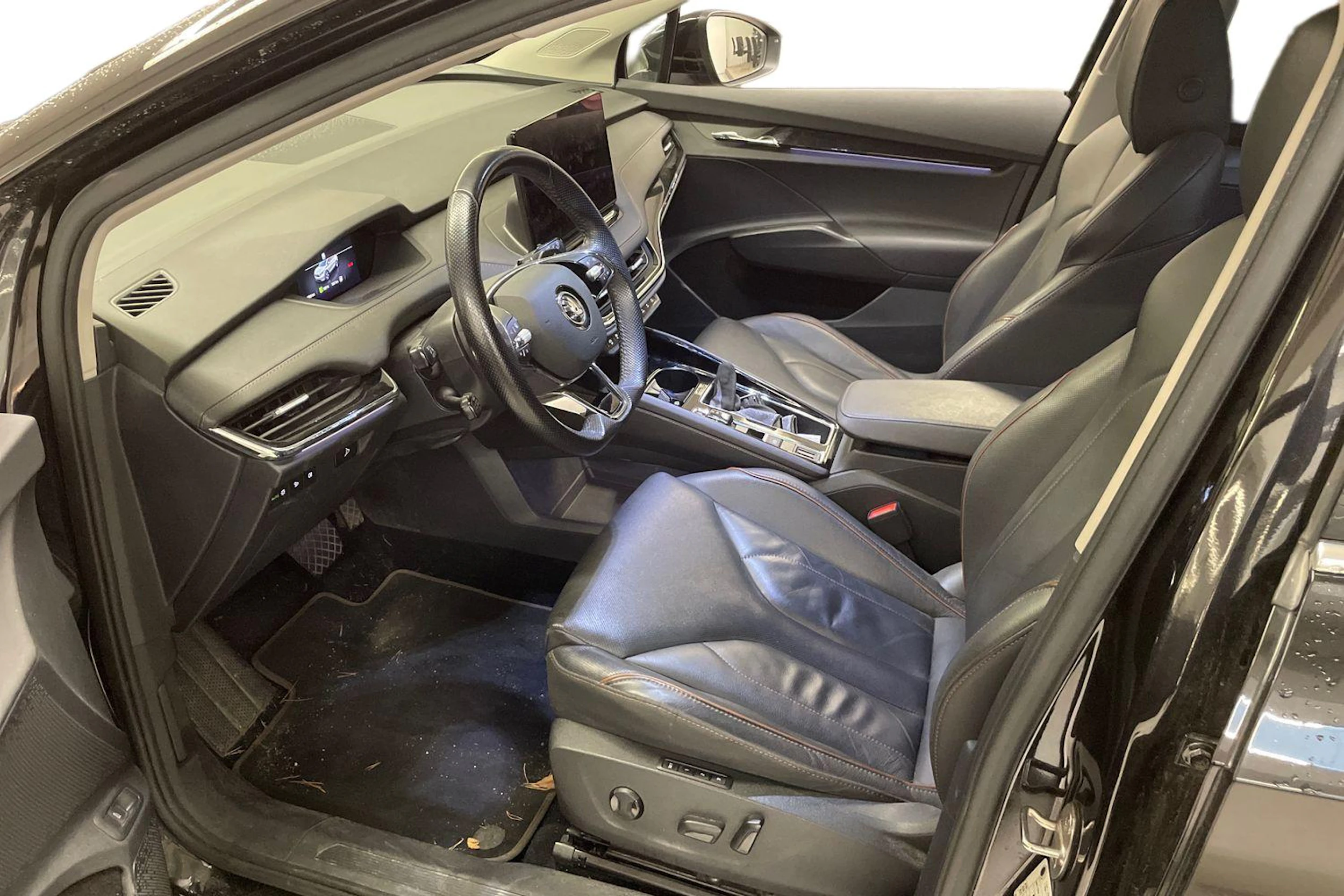 musta Skoda Enyaq 2021 kuva 3.