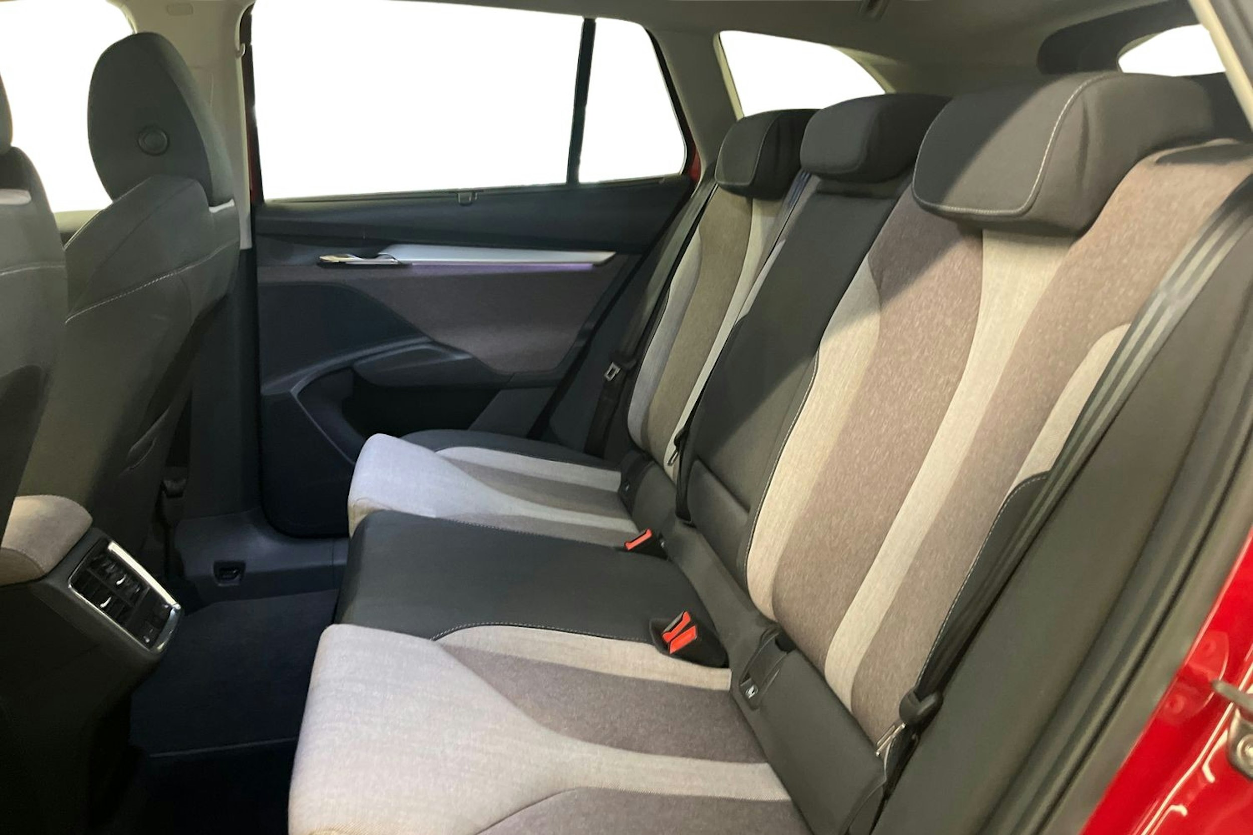 Punainen Skoda Enyaq 2021 kuva 10.