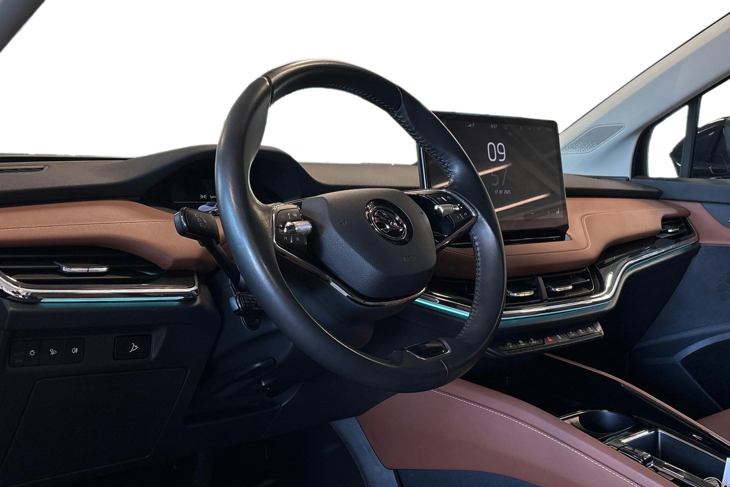 musta Skoda Enyaq 2022 kuva 3.