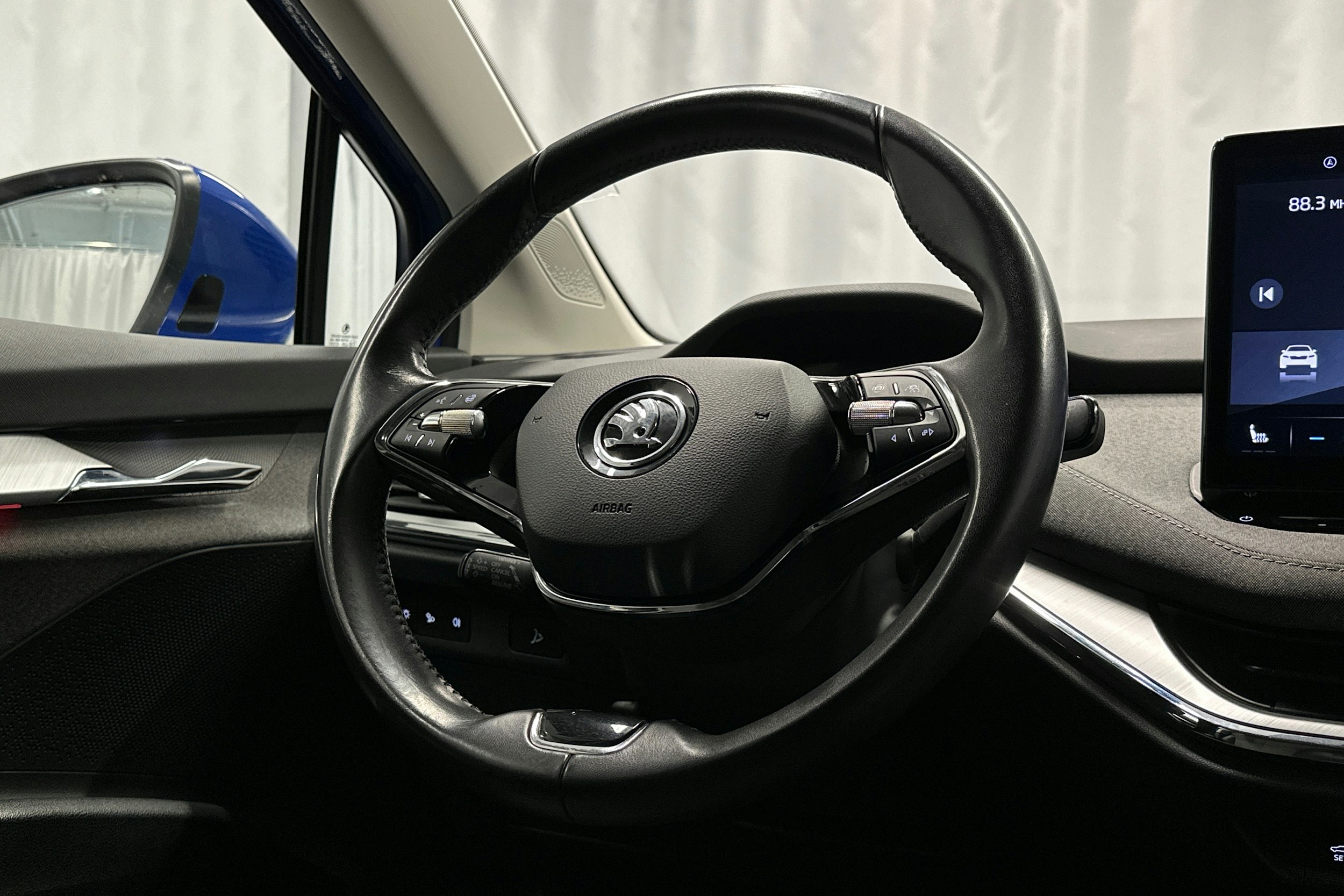 sininen Skoda Enyaq 2022 kuva 17.