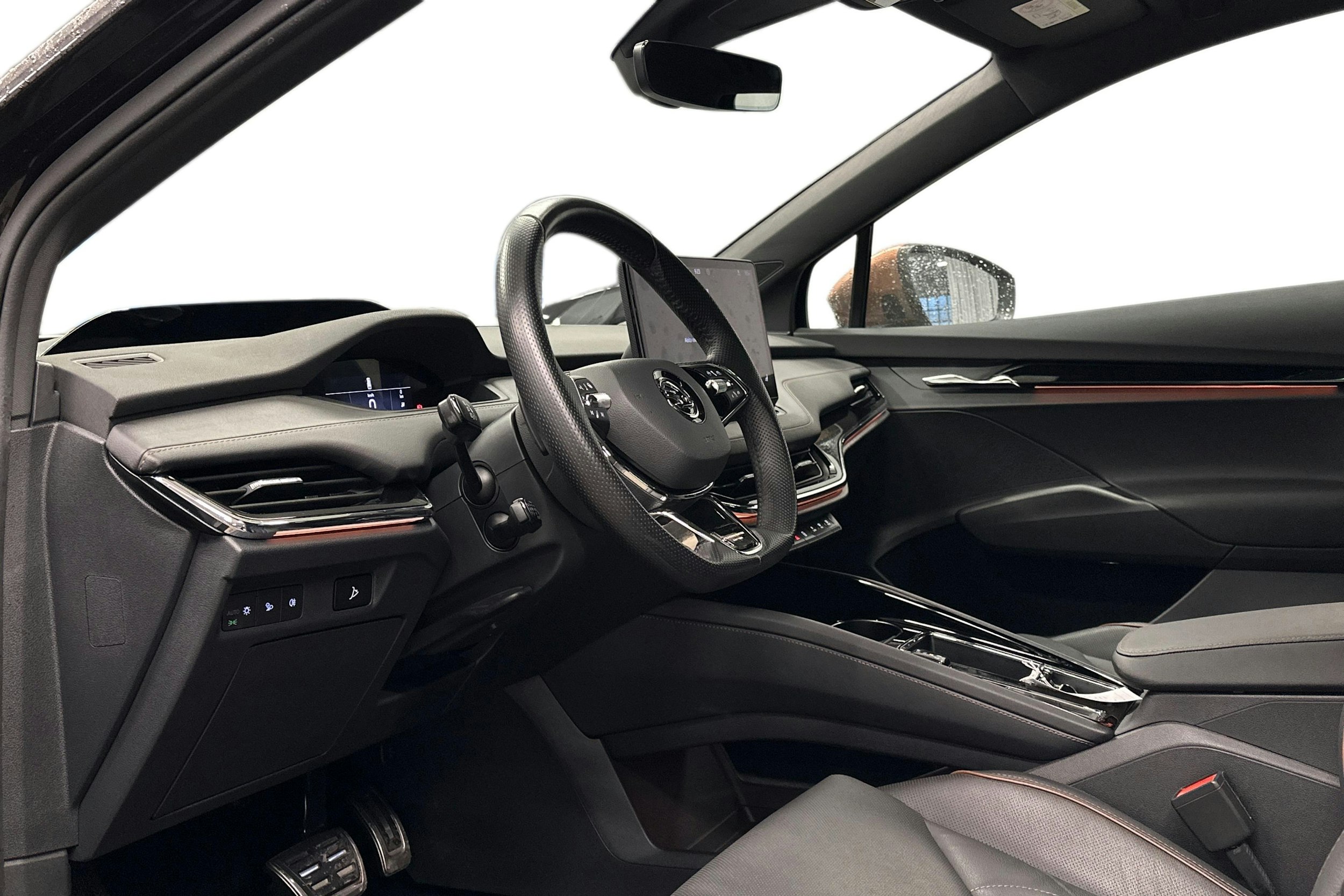 musta Skoda Enyaq 2022 kuva 3.