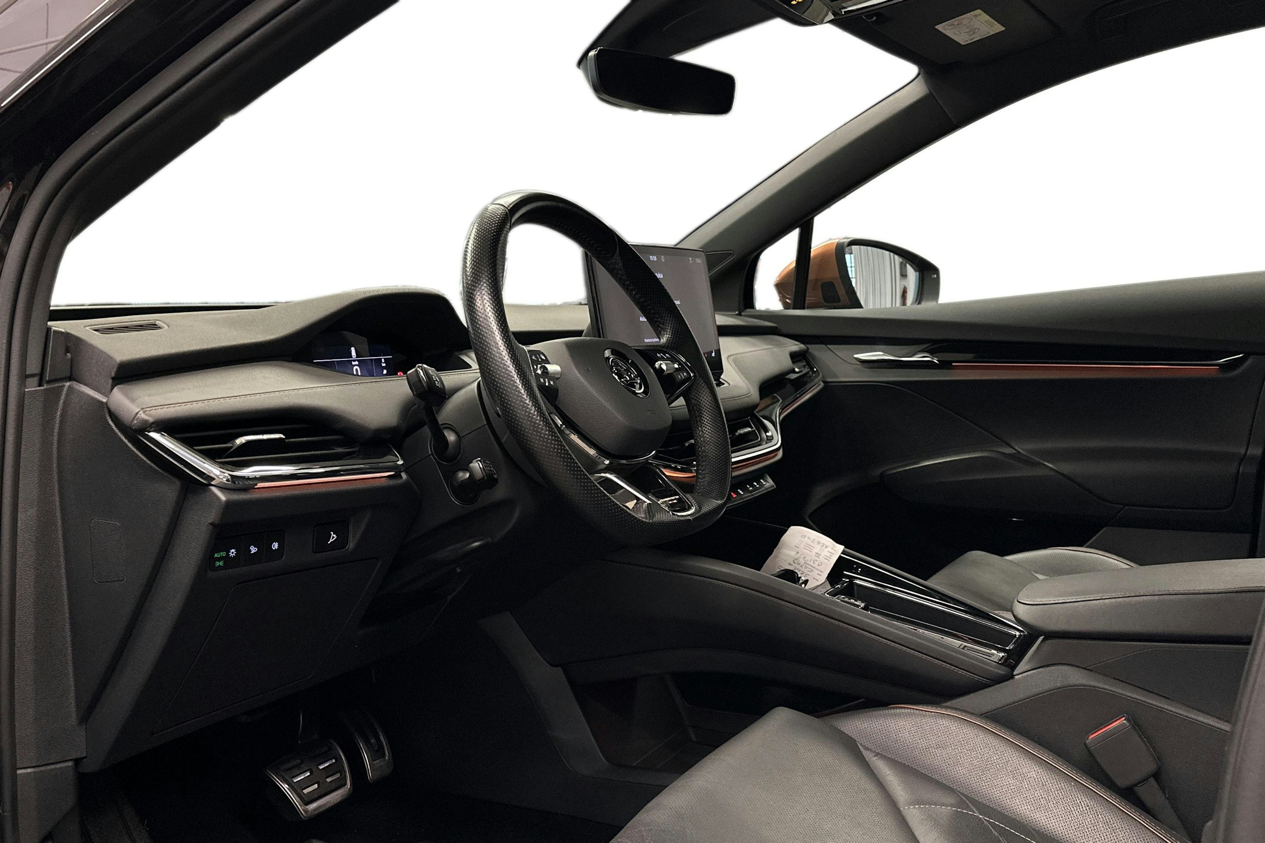 musta Skoda Enyaq 2022 kuva 3.