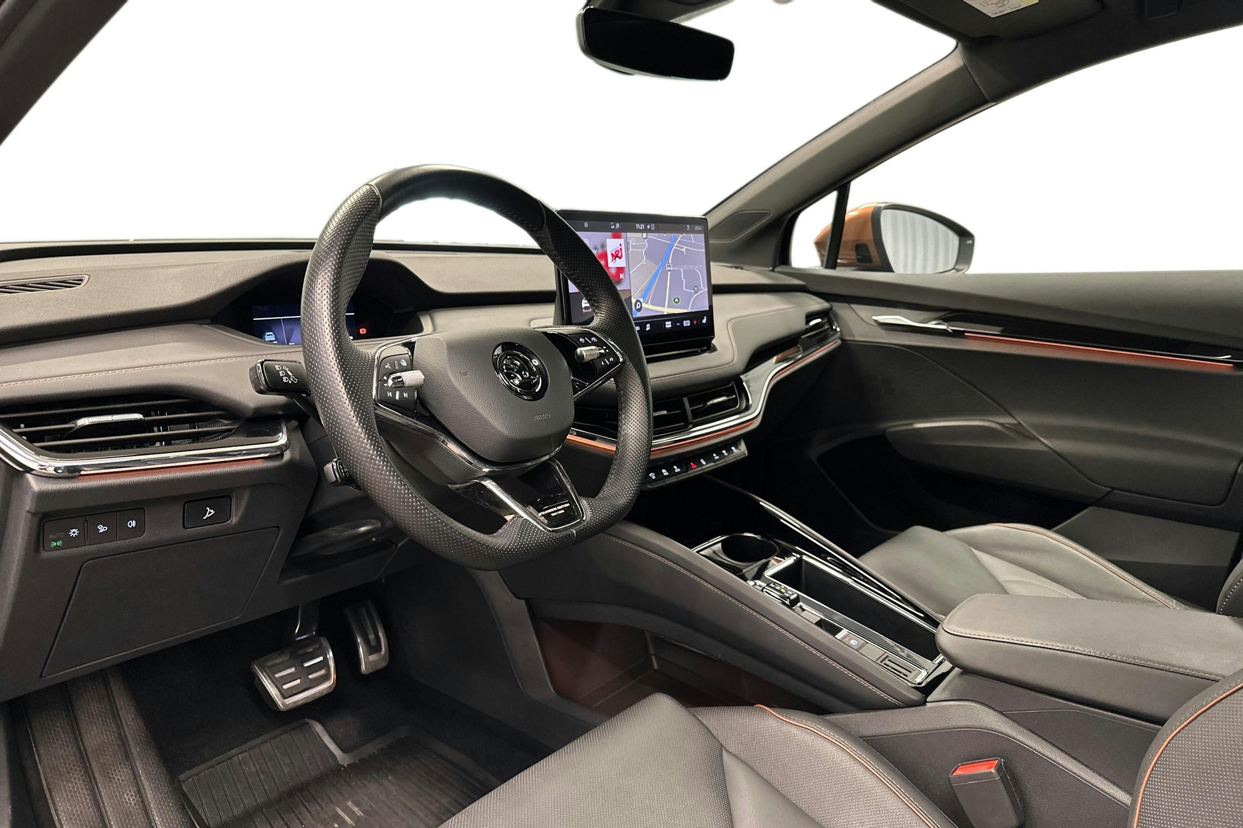 musta Skoda Enyaq 2022 kuva 3.