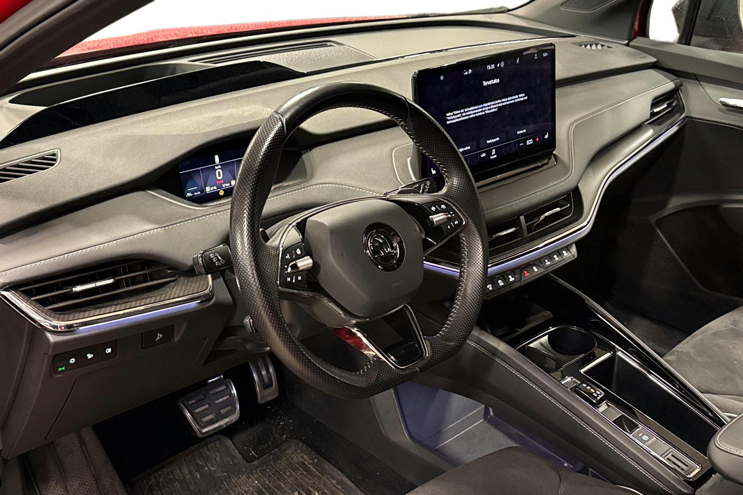 punainen Skoda Enyaq 2022 kuva 3.