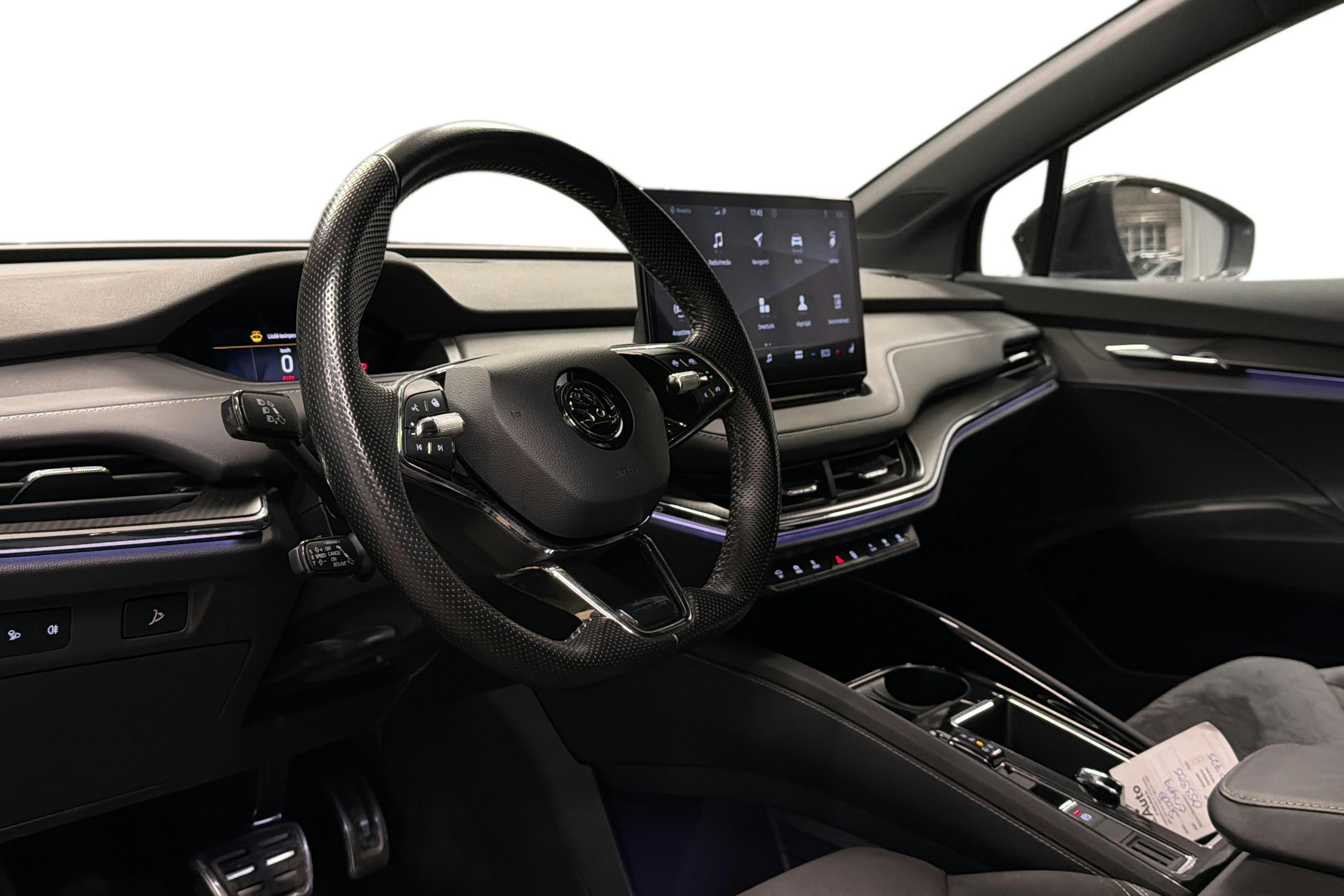 musta Skoda Enyaq 2022 kuva 3.