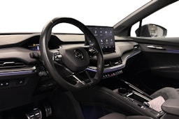 musta Skoda Enyaq 2022 kuva 3.