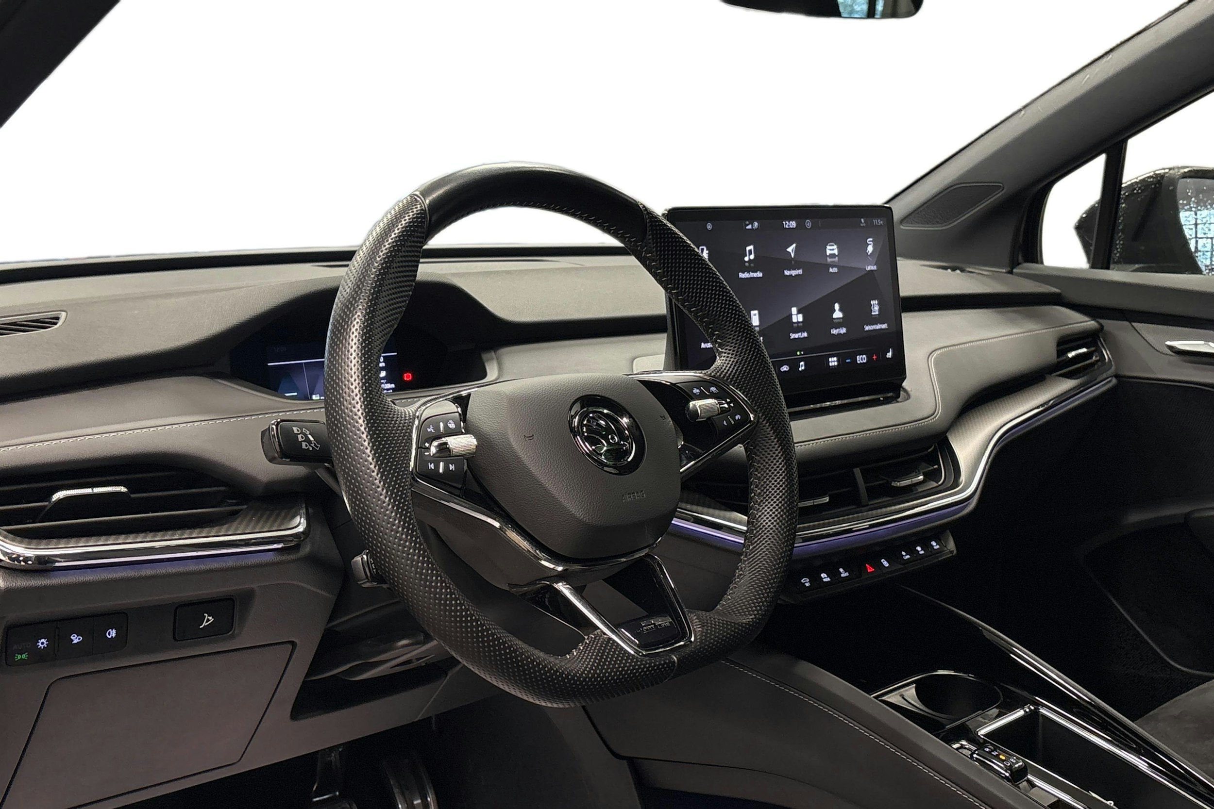 musta Skoda Enyaq 2022 kuva 3.