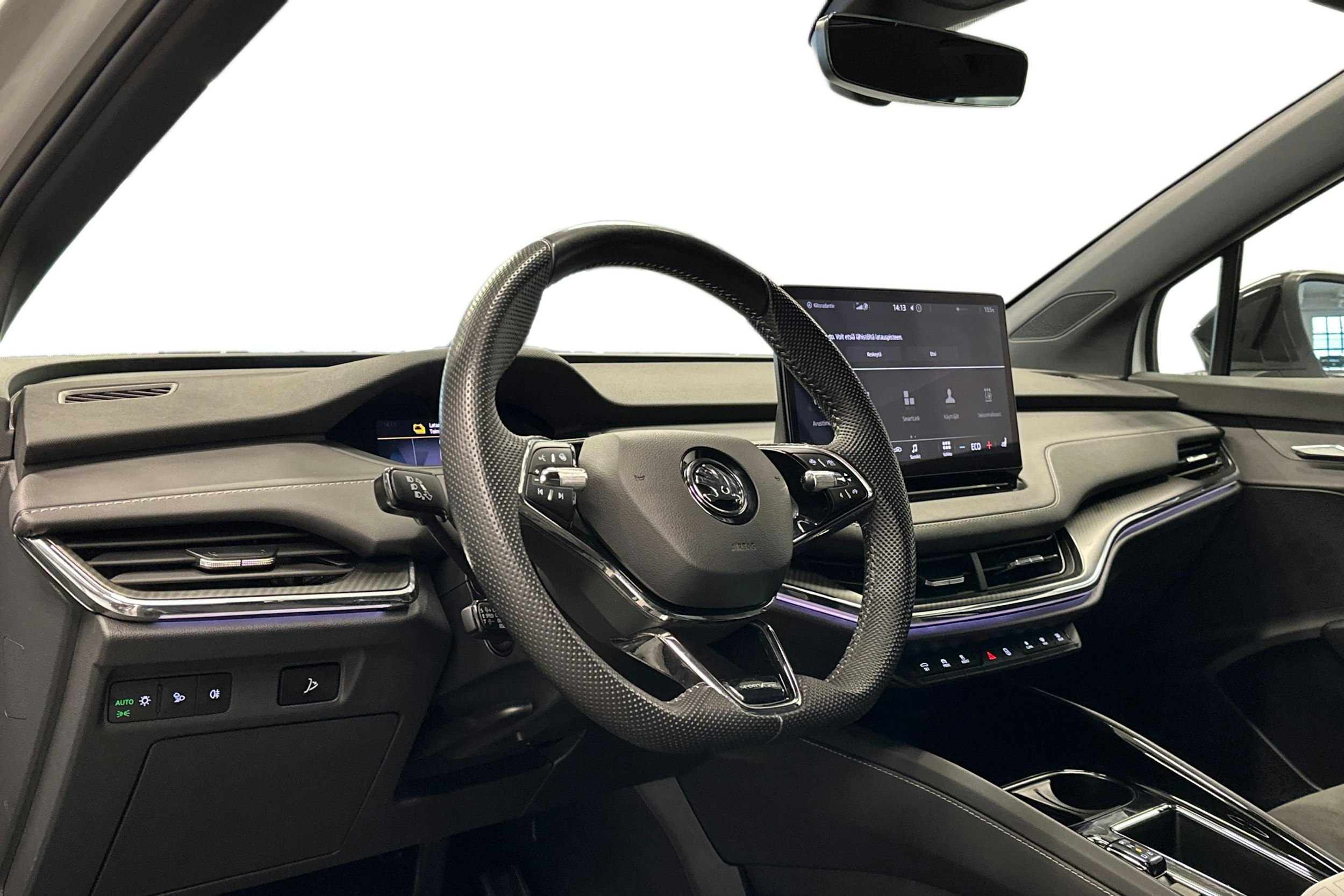 valkoinen Skoda Enyaq 2022 kuva 3.