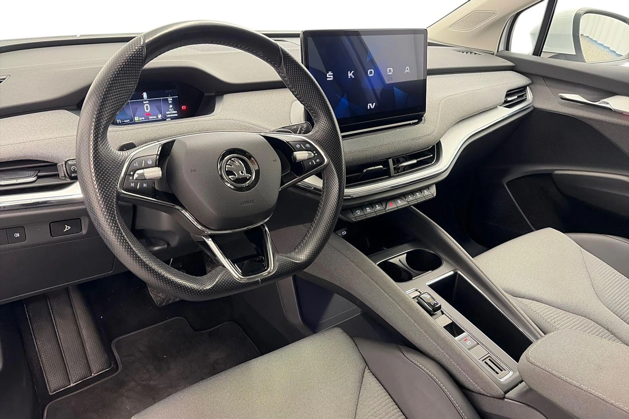 valkoinen Skoda Enyaq 2022 kuva 6.