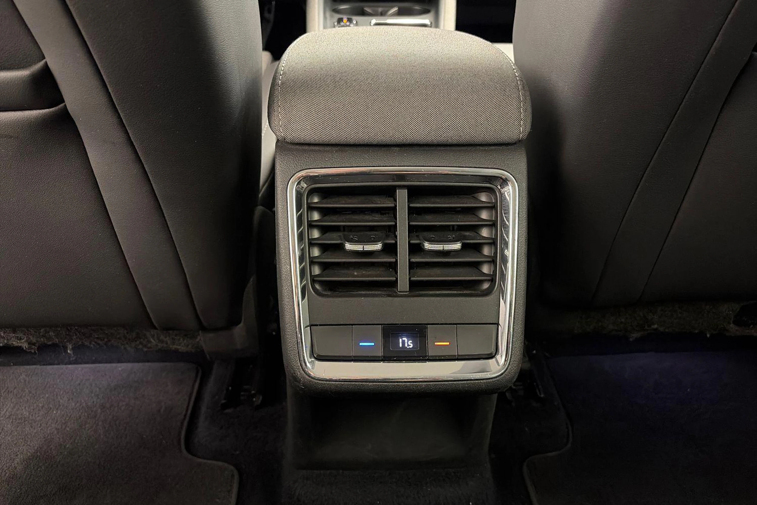 valkoinen Skoda Enyaq 2022 kuva 9.