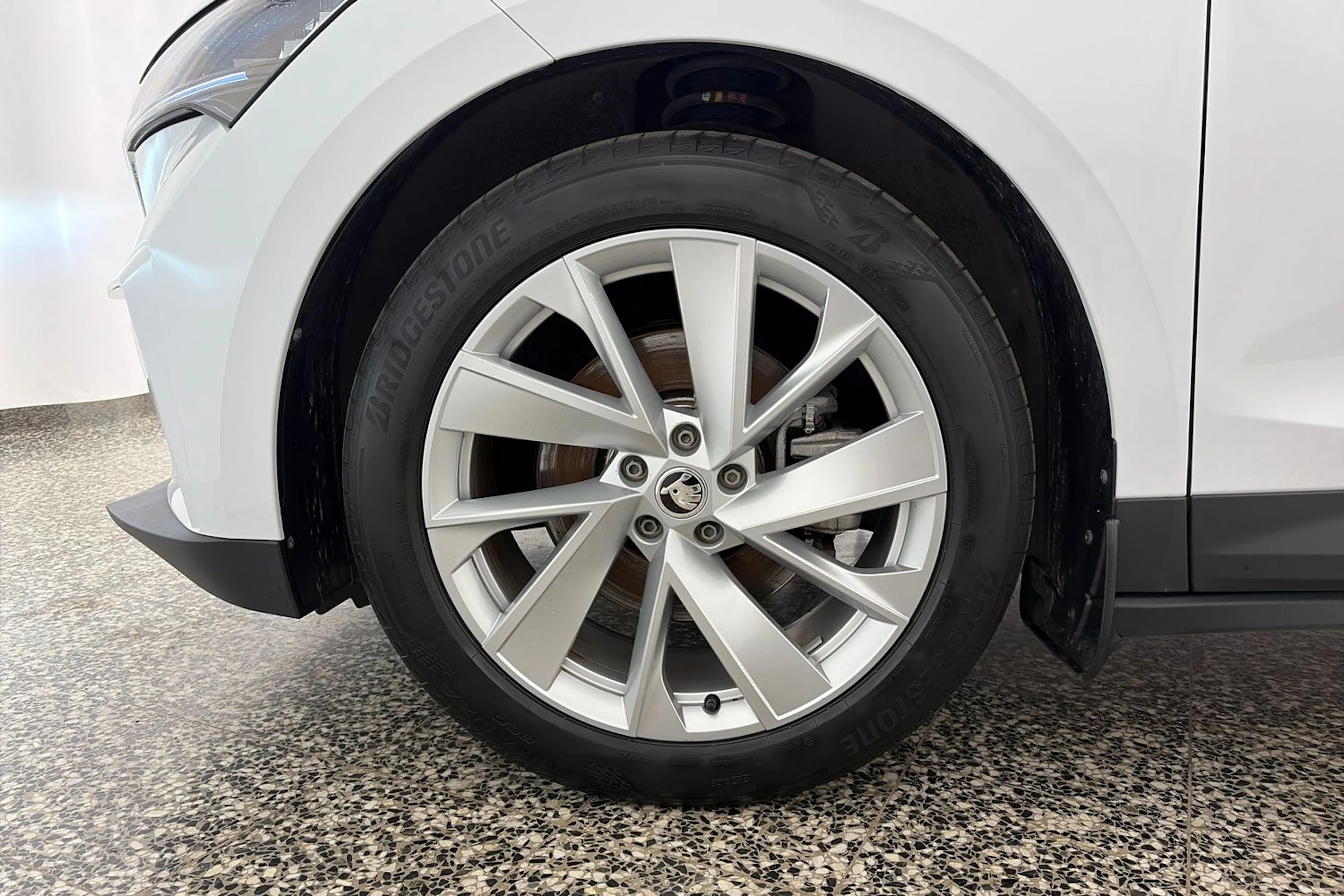 valkoinen Skoda Enyaq 2022 kuva 10.
