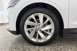 valkoinen Skoda Enyaq 2022 kuva 10.