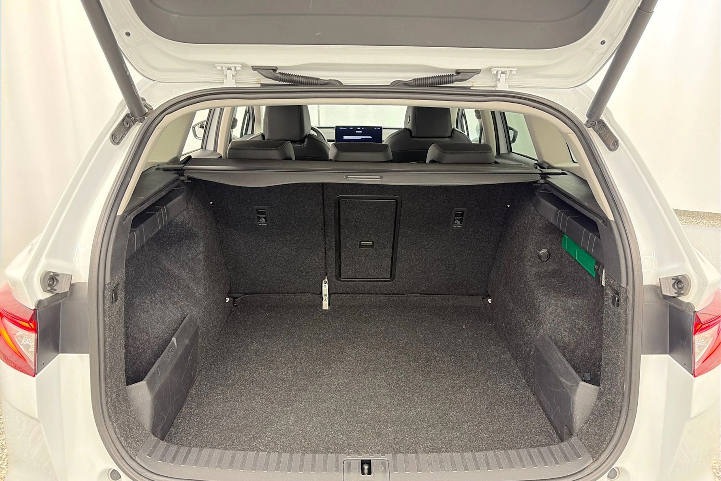 valkoinen Skoda Enyaq 2022 kuva 12.