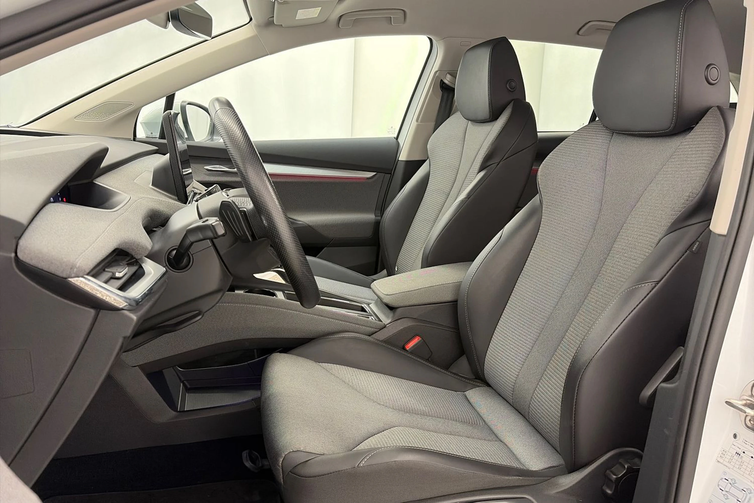 valkoinen Skoda Enyaq 2022 kuva 14.