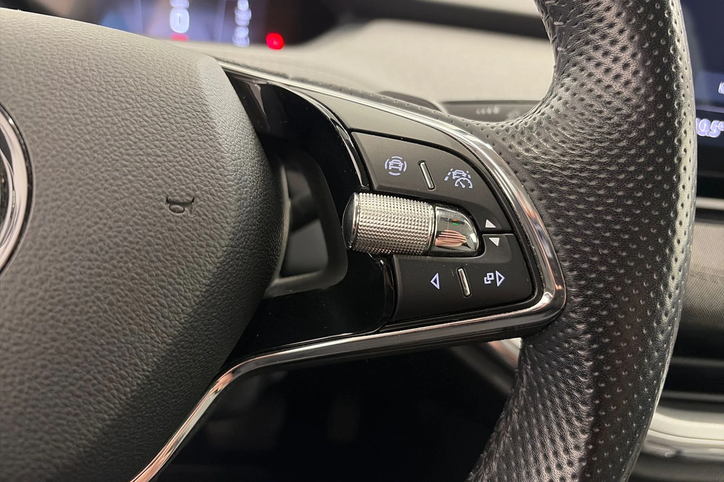 valkoinen Skoda Enyaq 2022 kuva 17.
