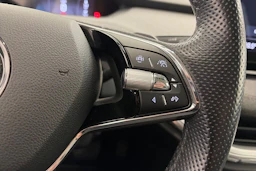 valkoinen Skoda Enyaq 2022 kuva 17.