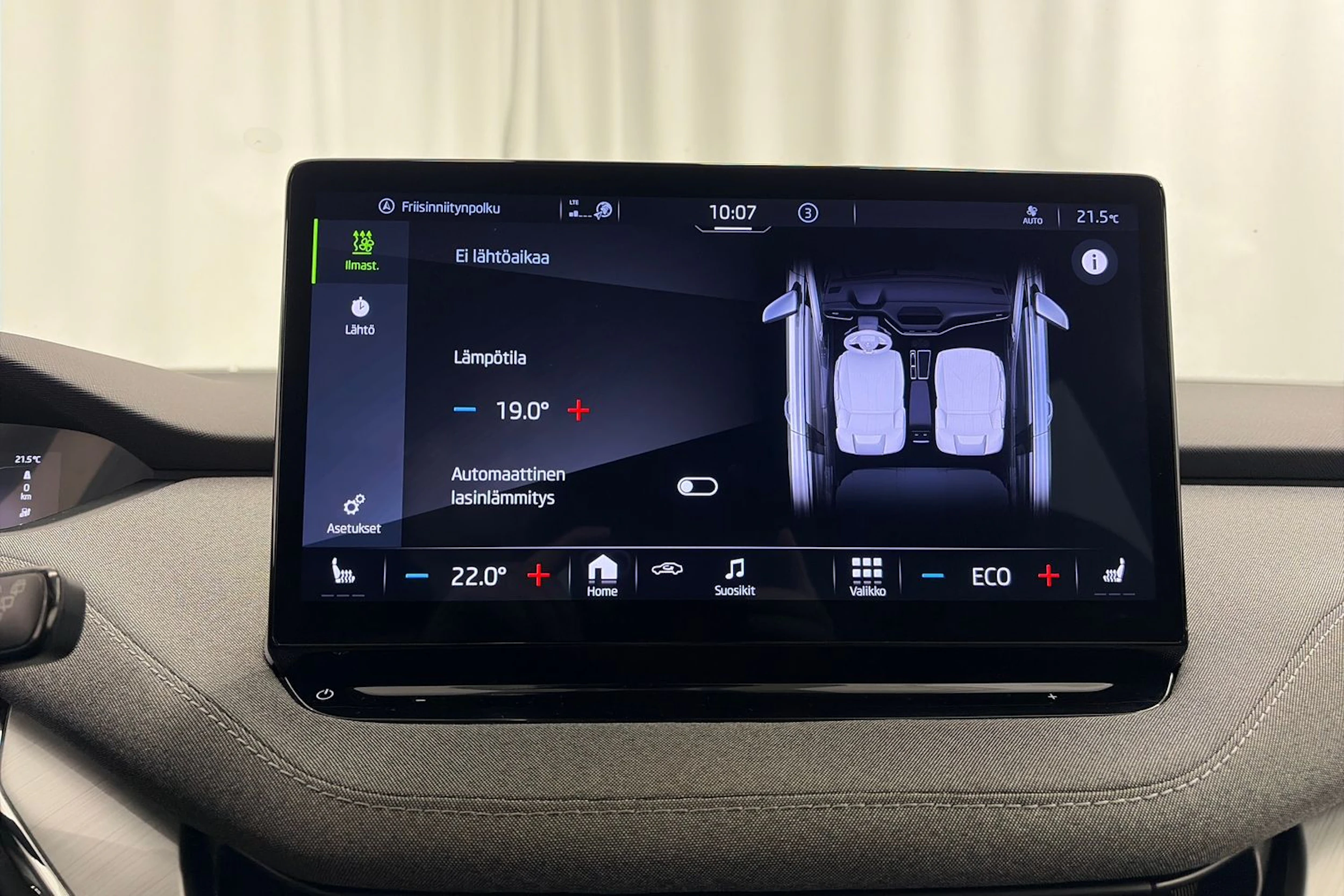 valkoinen Skoda Enyaq 2022 kuva 24.