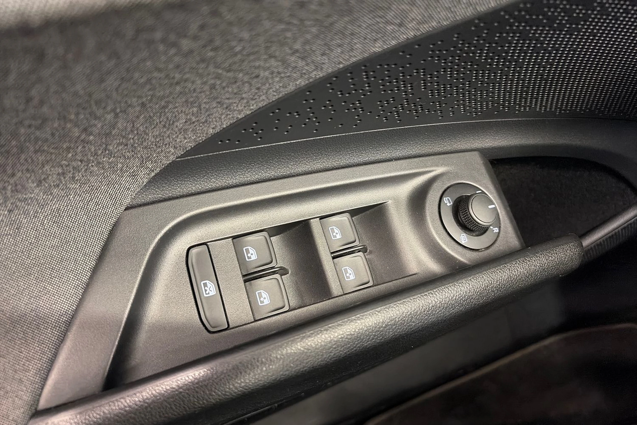 valkoinen Skoda Enyaq 2022 kuva 28.
