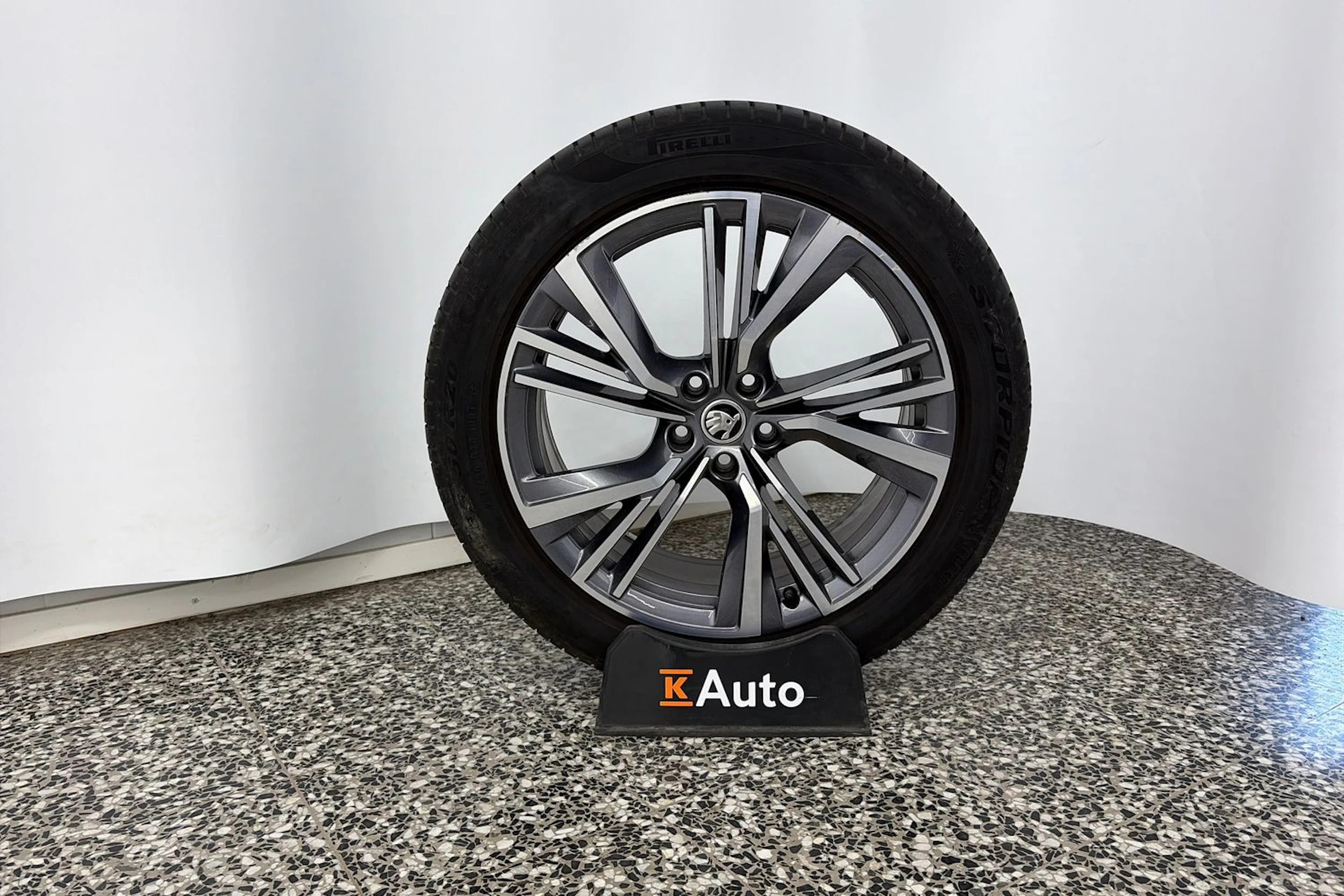 harmaa Skoda Enyaq 2022 kuva 10.