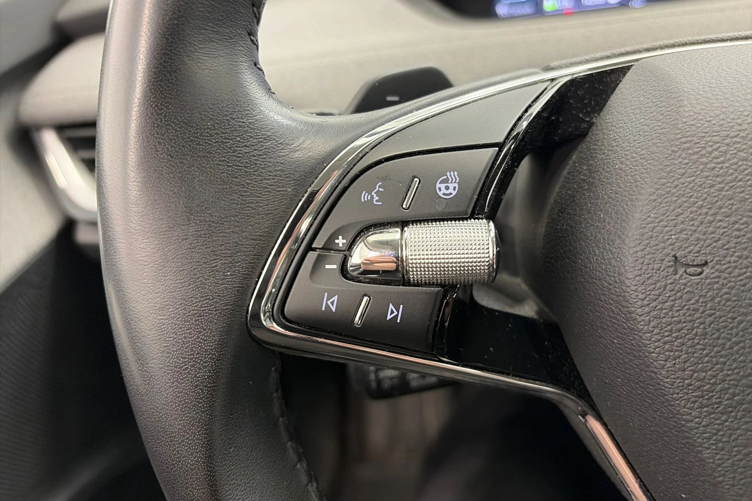 harmaa Skoda Enyaq 2022 kuva 16.
