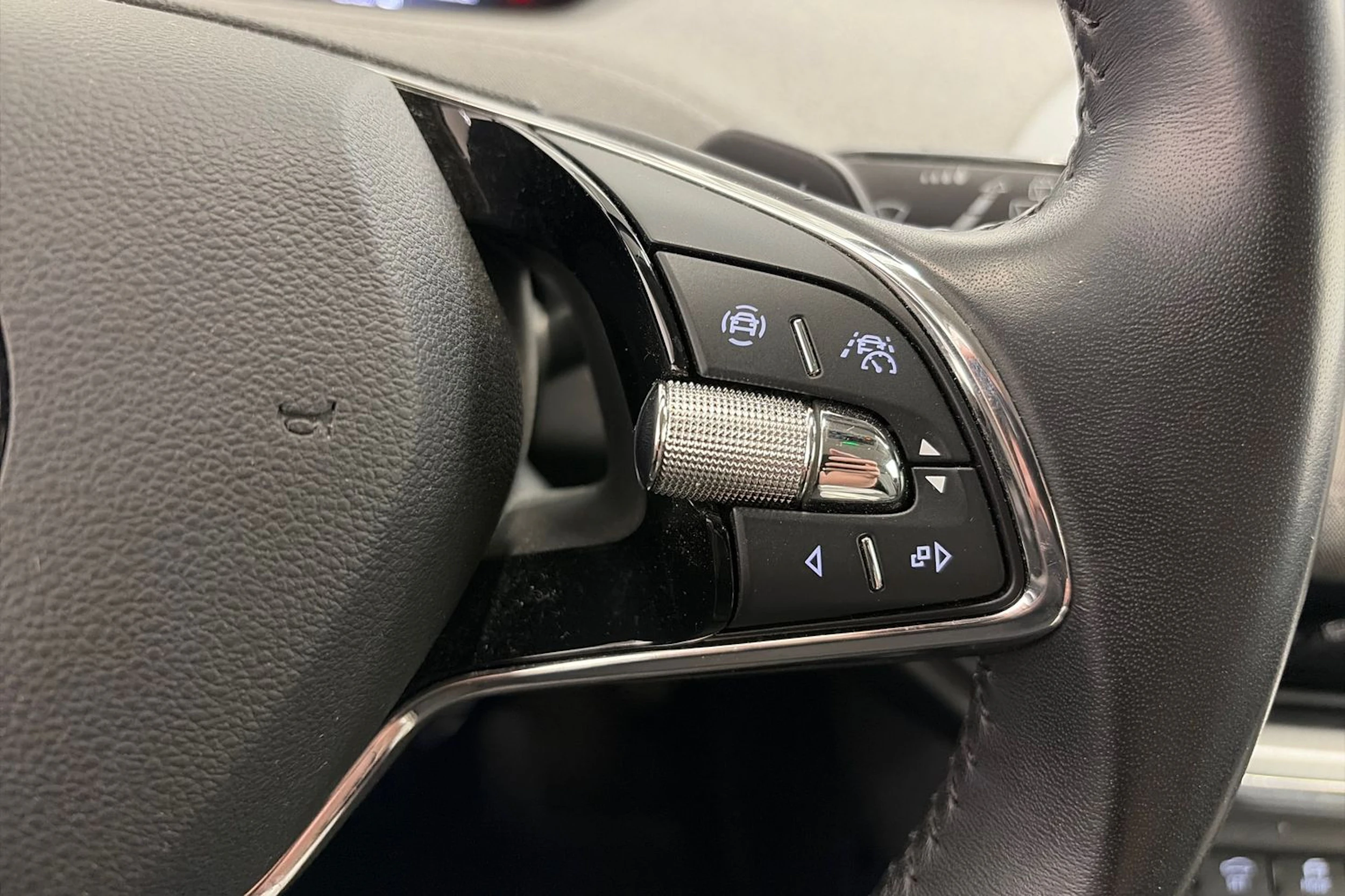 harmaa Skoda Enyaq 2022 kuva 17.