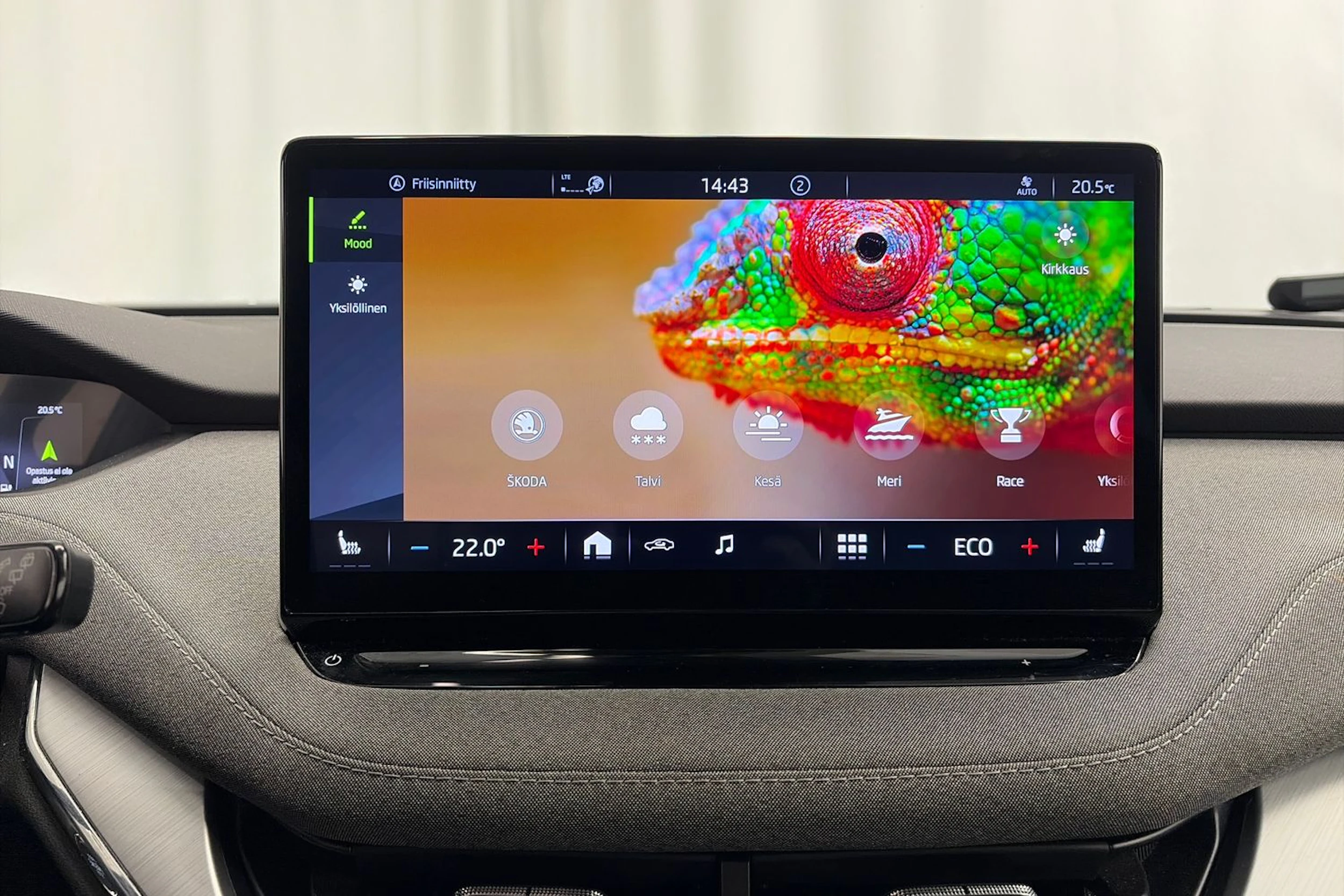 harmaa Skoda Enyaq 2022 kuva 24.