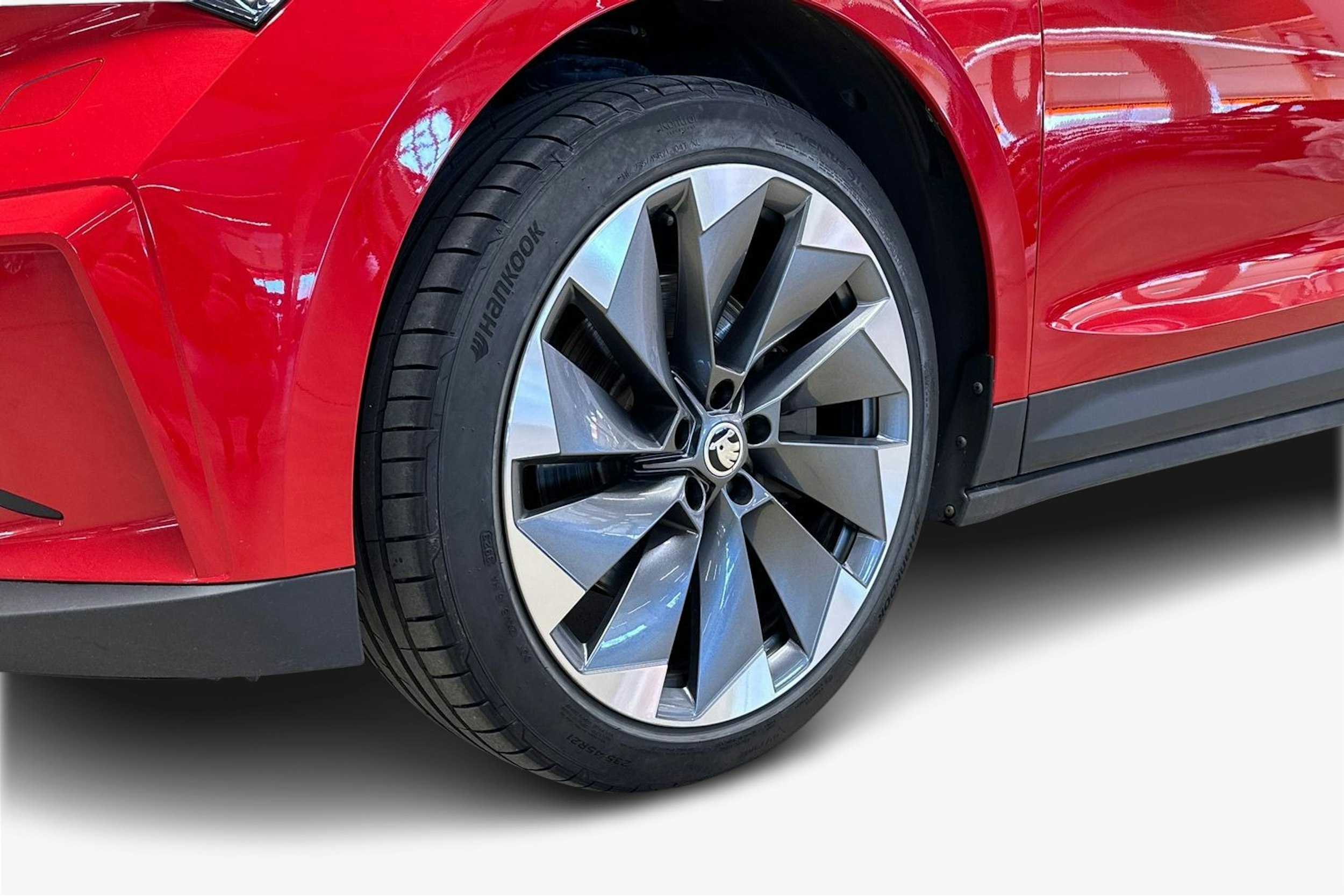 met. punainen Skoda Enyaq 2022 kuva 17.