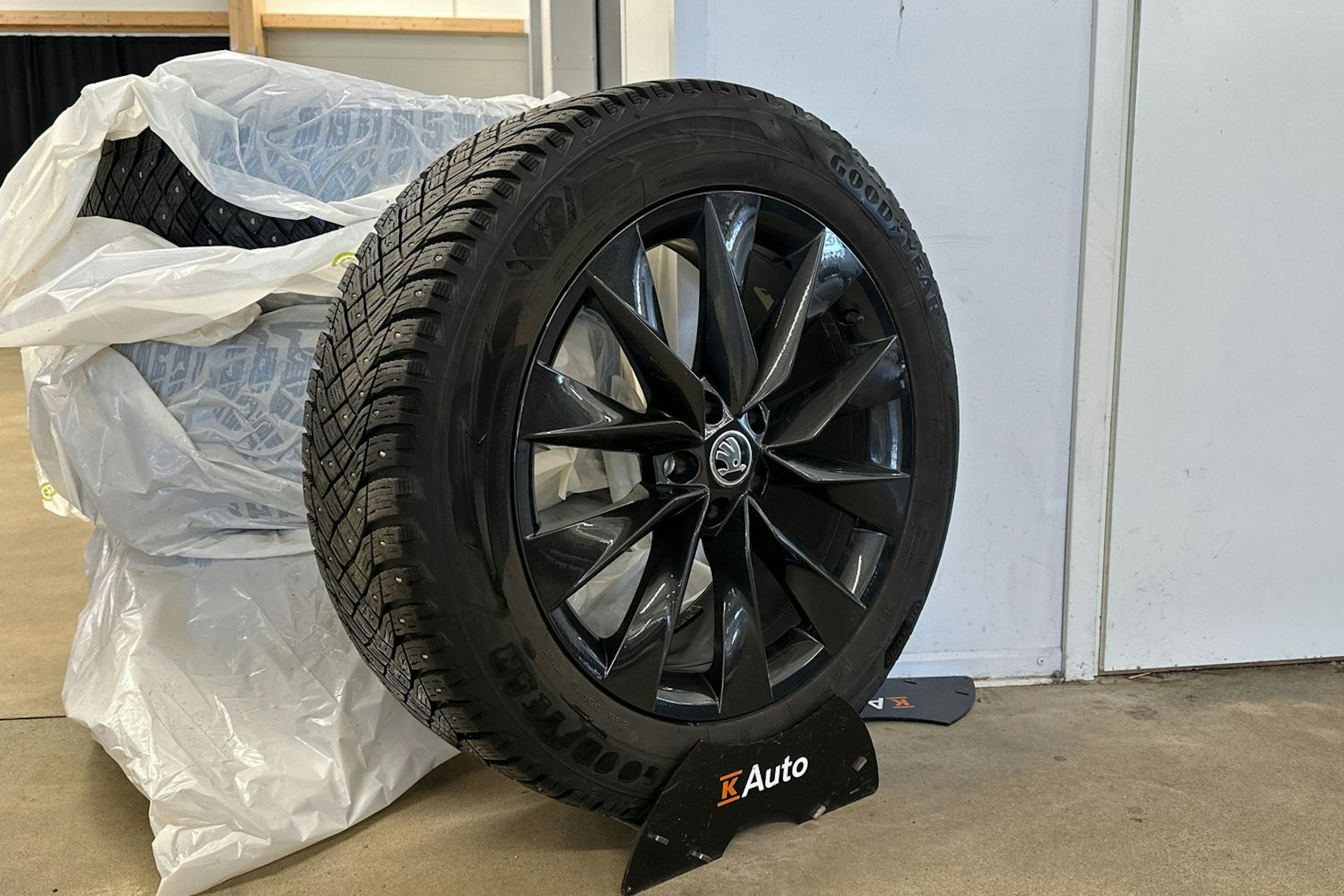 met. punainen Skoda Enyaq 2022 kuva 18.