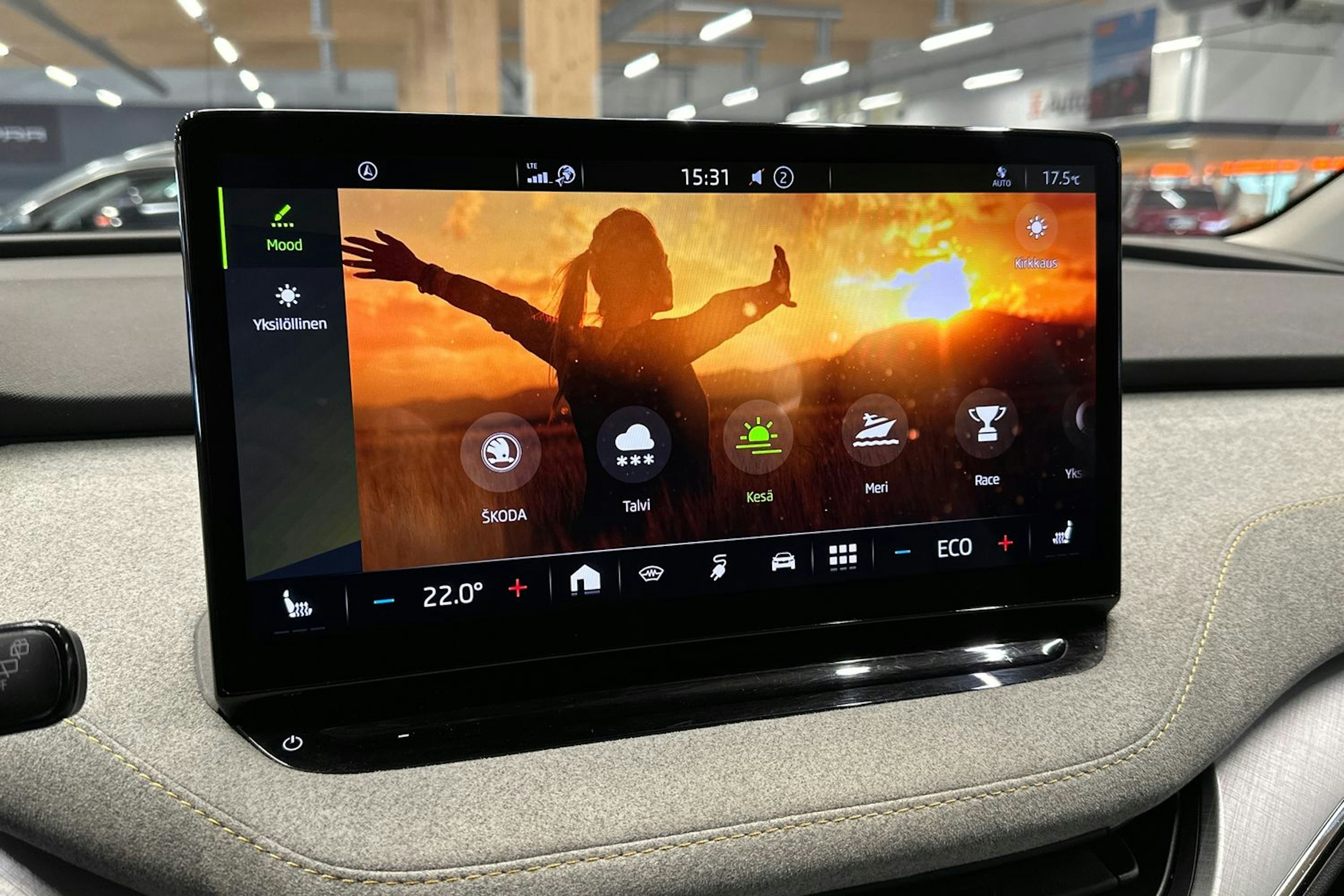 met. punainen Skoda Enyaq 2022 kuva 21.