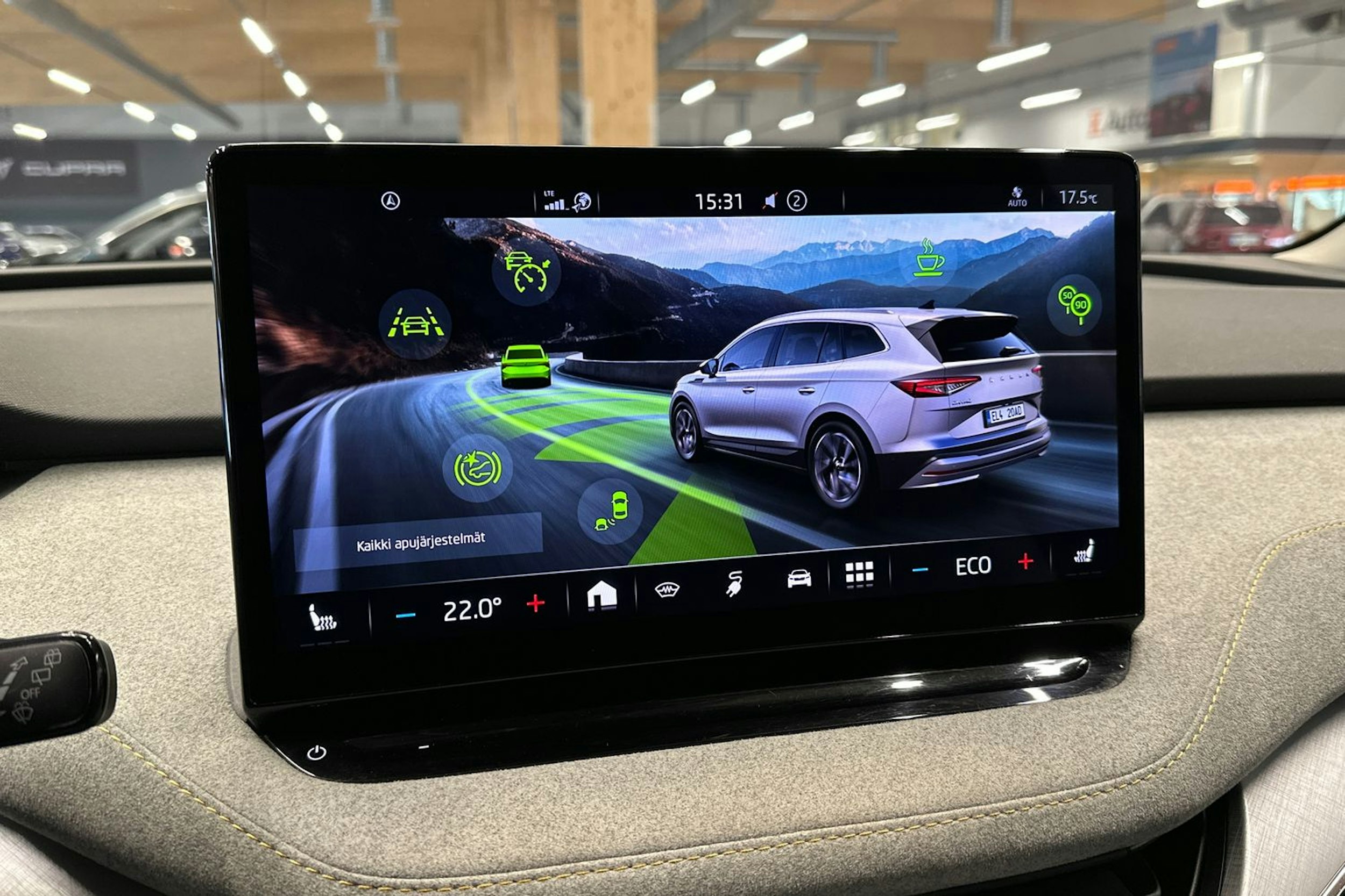 met. punainen Skoda Enyaq 2022 kuva 22.