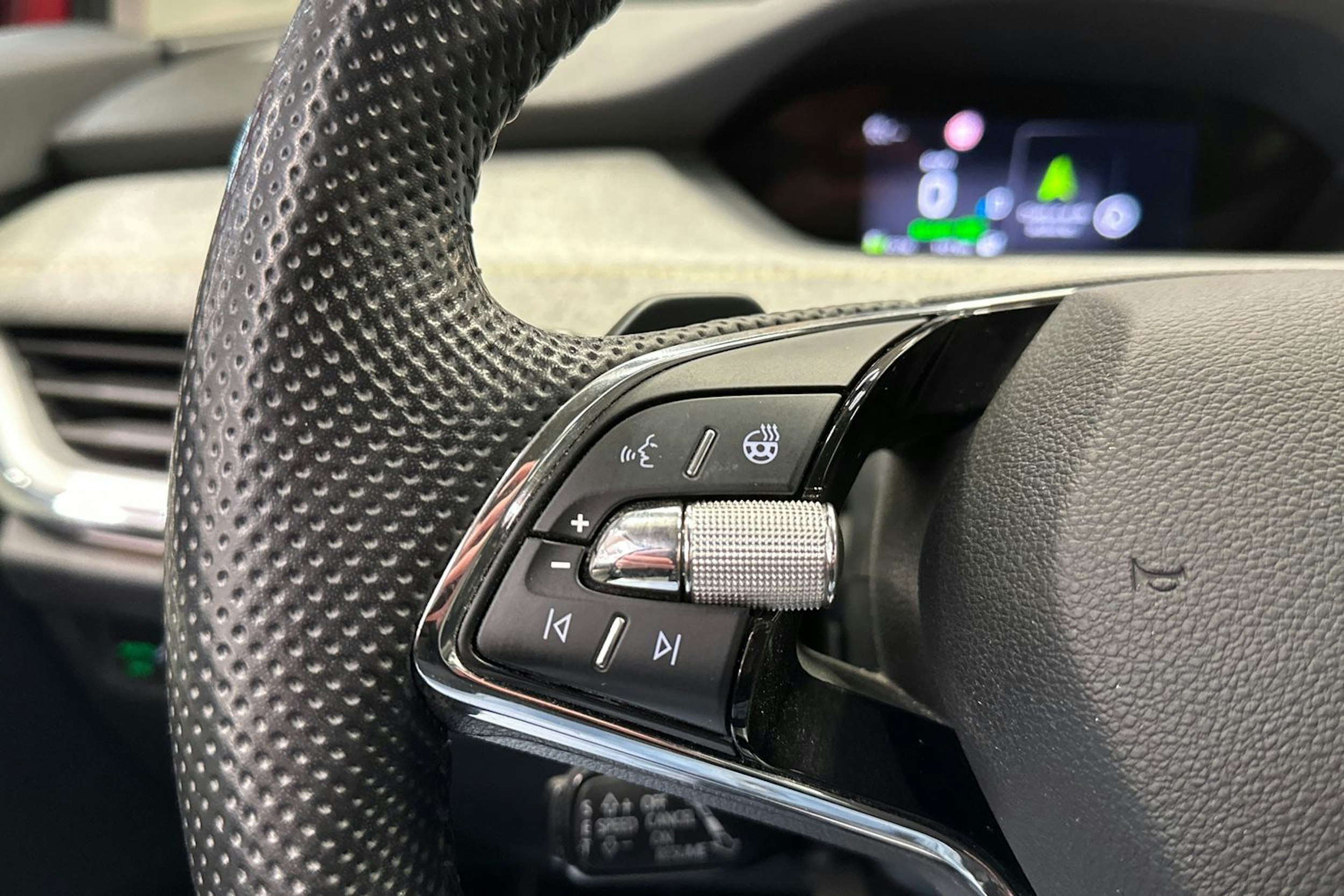 met. punainen Skoda Enyaq 2022 kuva 28.