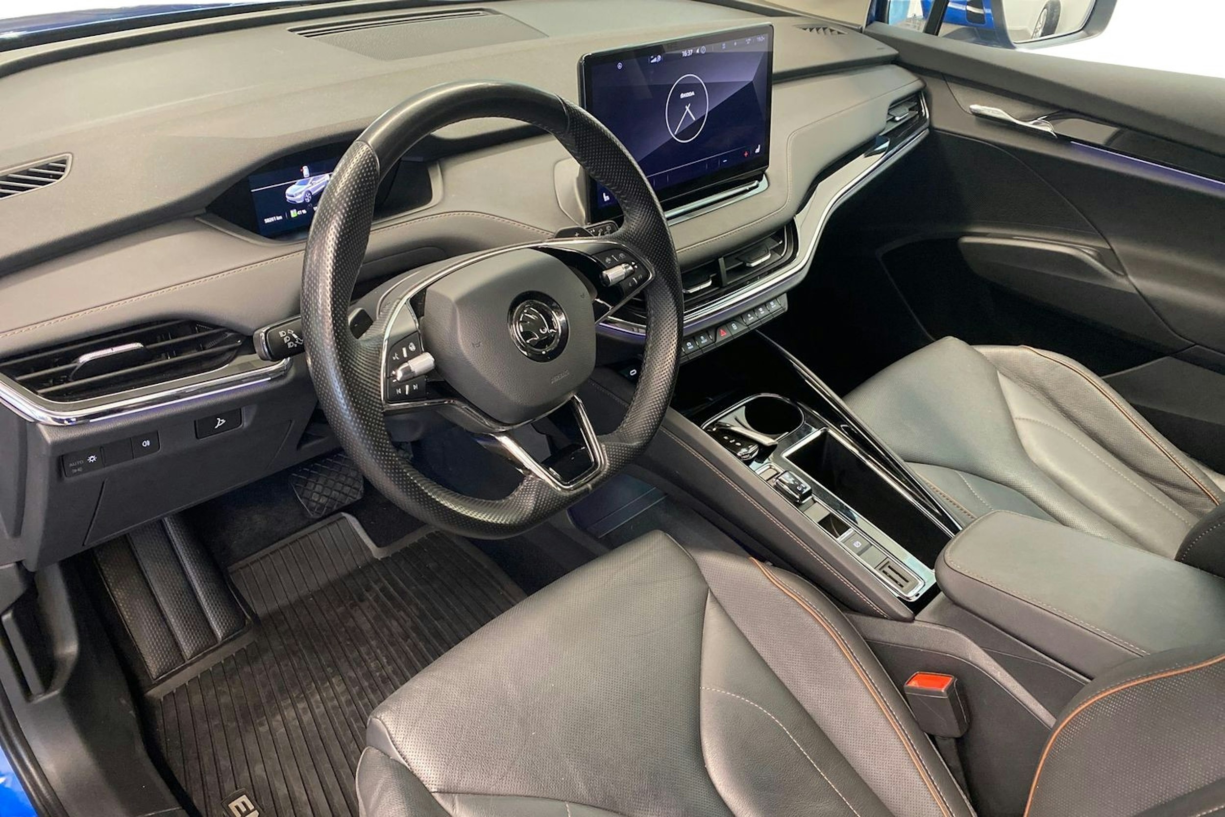Sininen Skoda Enyaq 2022 kuva 7.