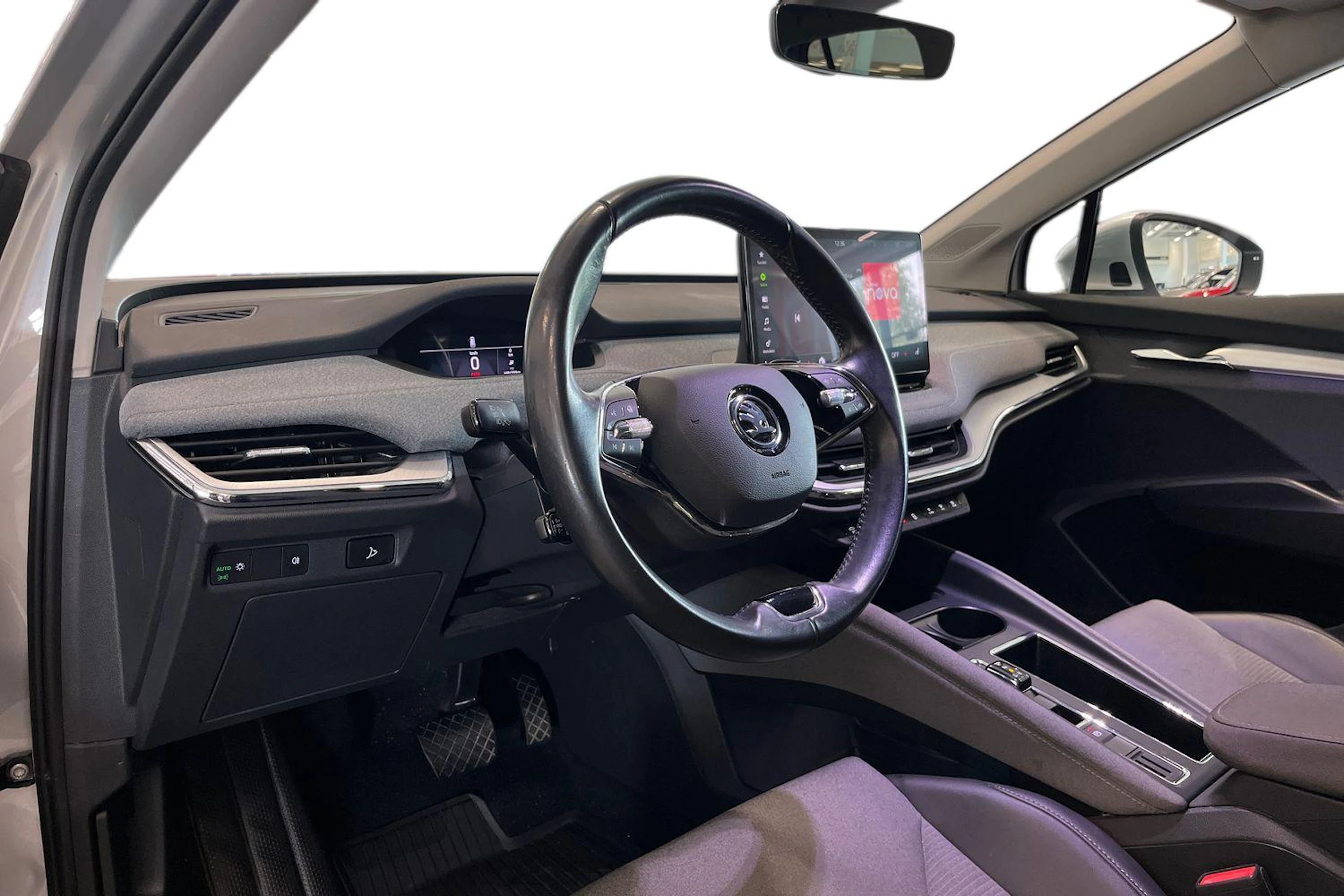 harmaa Skoda Enyaq 2022 kuva 6.