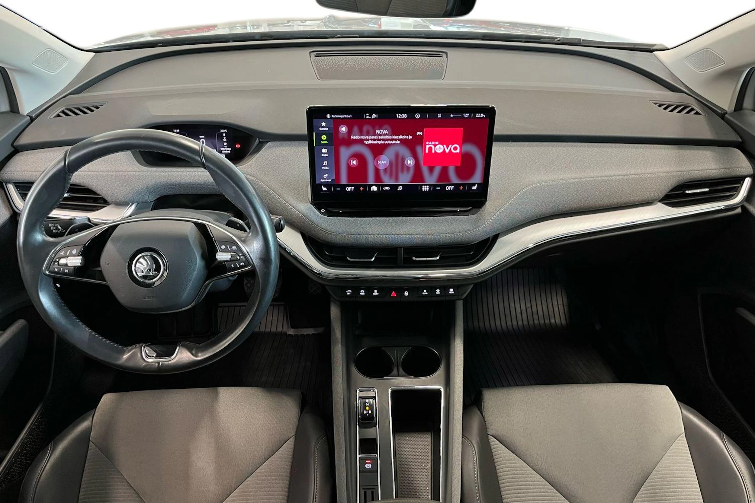harmaa Skoda Enyaq 2022 kuva 7.